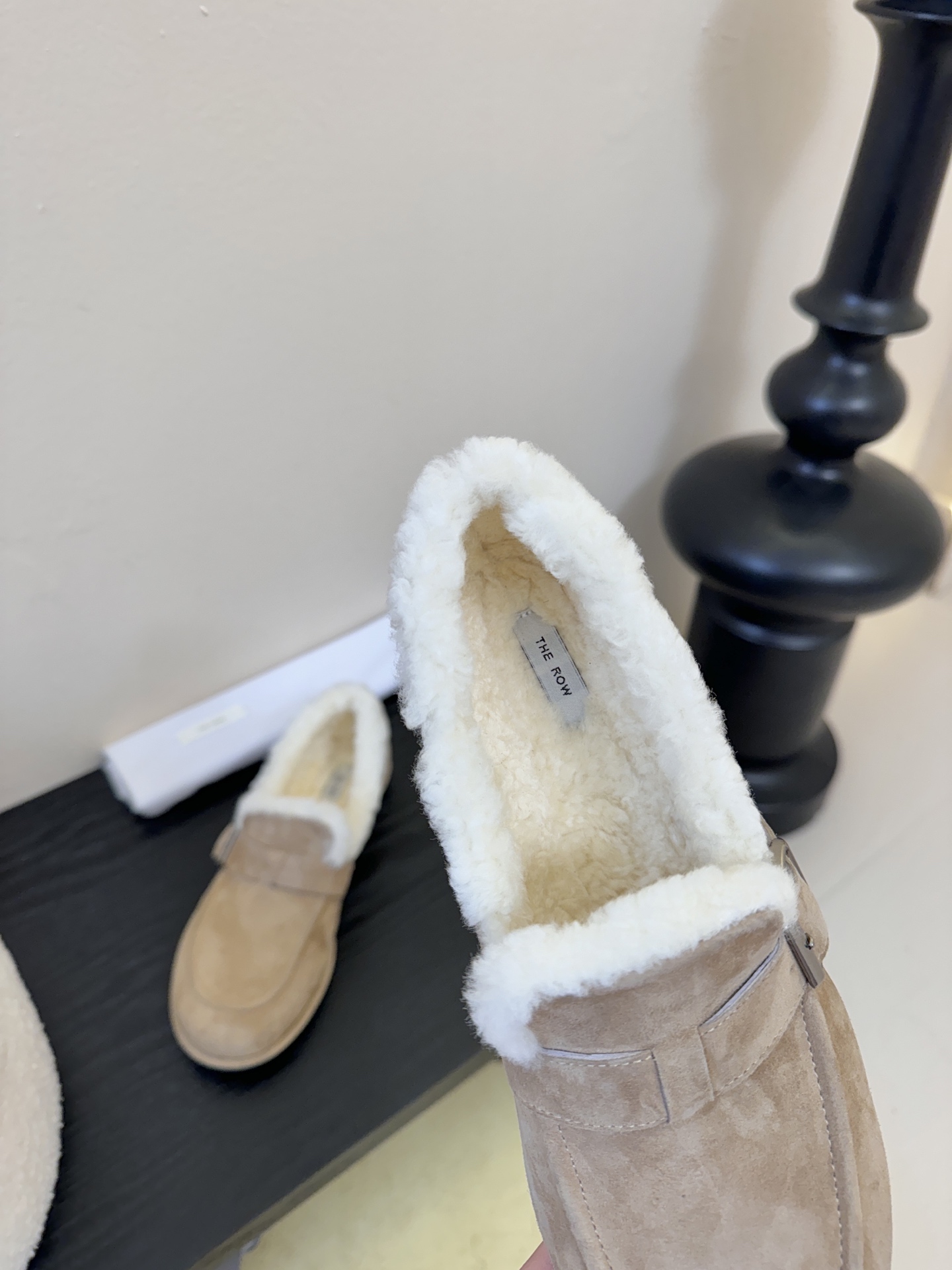 The Row2025秋冬新款一脚蹬羊毛乐福鞋第一眼看到这个鞋子就爱上了，带点复古味随意搭配都好看！各大