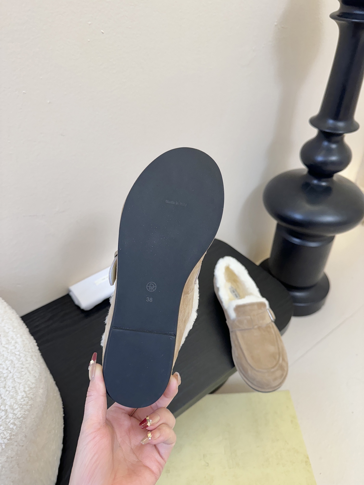 The Row2025秋冬新款一脚蹬羊毛乐福鞋第一眼看到这个鞋子就爱上了，带点复古味随意搭配都好看！各大