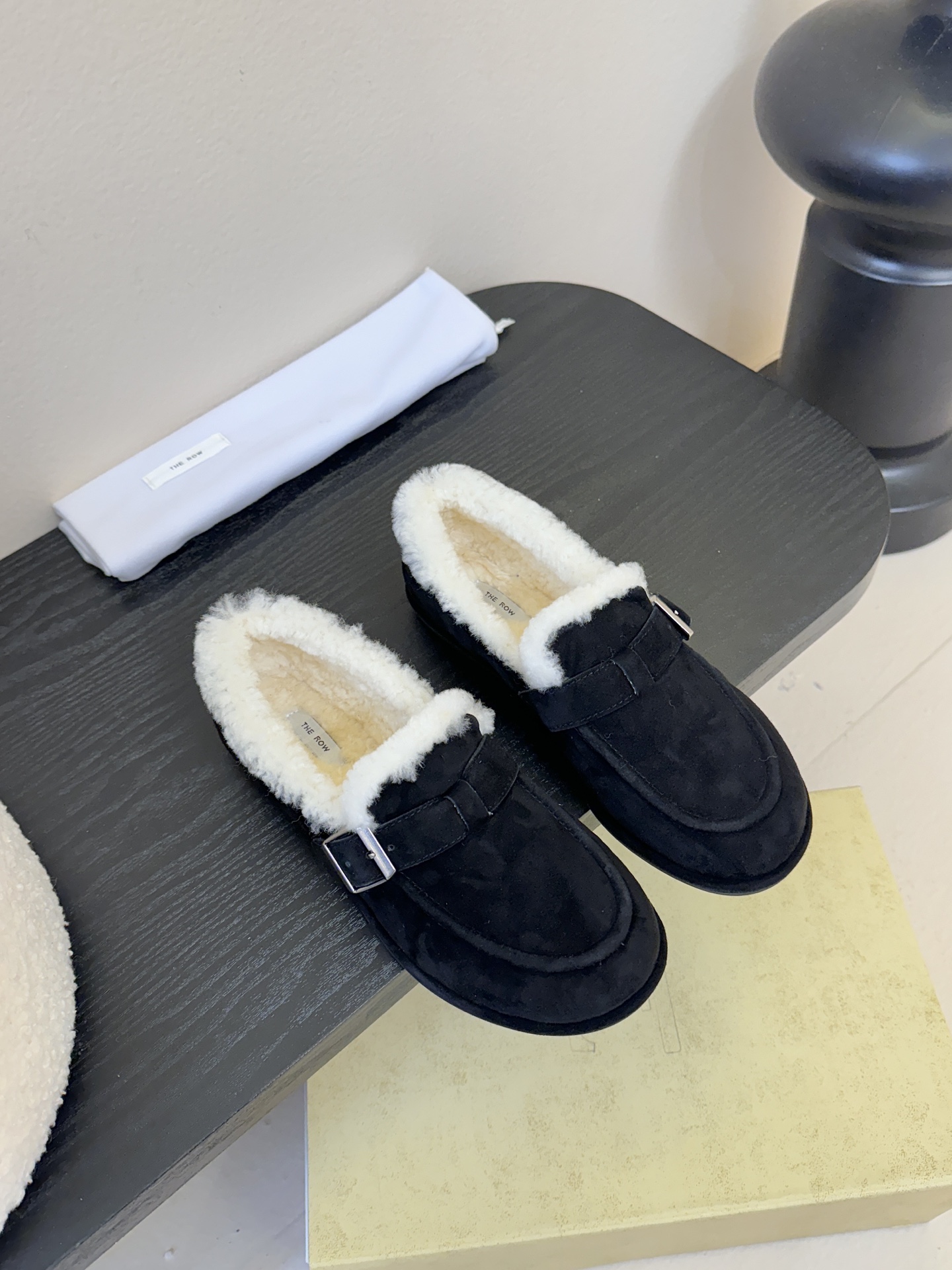 NO:614004,The Row2025 new autumn and winter slip-on wool loafers I fell in love with them at first sight. They have a retro feel and look great with any combination!  All the major internet celebrity bloggers are wearing it. The whole shoe is very soft and easy to wear without rubbing your feet. It is simple and versatile~  Continuing the consistent minimalist style, the lining-free structure makes the shoe body extremely light and close to the skin. The whole pair of shoes seems simple but the craftsmanship is difficult. It is made with a full leather package and is made by master craftsmen. It is made of super waste materials. It is comfortable and soft to wear on the bare feet and is skin-friendly. Don’t worry about the foot feel at all. It is necessary to wear it well. It is a must-have experience when wearing it. It is a style that you don’t want to take off when you put it on. Those who have high requirements for foot feel can close their eyes and enter it.  Size 35 to 40 (40 customized, non-refundable, loafers, woolen shoes, loafers, sheep19860909The Row2025秋冬新款一脚蹬羊毛乐福鞋 第一眼看到这个鞋子就爱上了,带点复古味随意搭配都好看！各大网红博主都在穿它,整个鞋子非常柔软,好穿不磨脚.简约百搭款~ 延续了一贯极简风格,无内衬结构使得鞋身极其轻便贴肤,整双鞋子看似简单其实工艺很难,采用全皮套包制作工艺,老师傅制作,超级废料,上脚裸穿舒适柔软亲肤,脚感方面完全不可担心,好穿是必须的,穿若无穿的上脚体验,穿上就不想脱的款,对脚感要求高的闭眼入它 面料羊京 内里/垫脚真羊毛里 大底: 橡胶大底 码数35一40码（40定制不退换,乐福鞋毛毛鞋,loafers,sheep,Women's Shoes