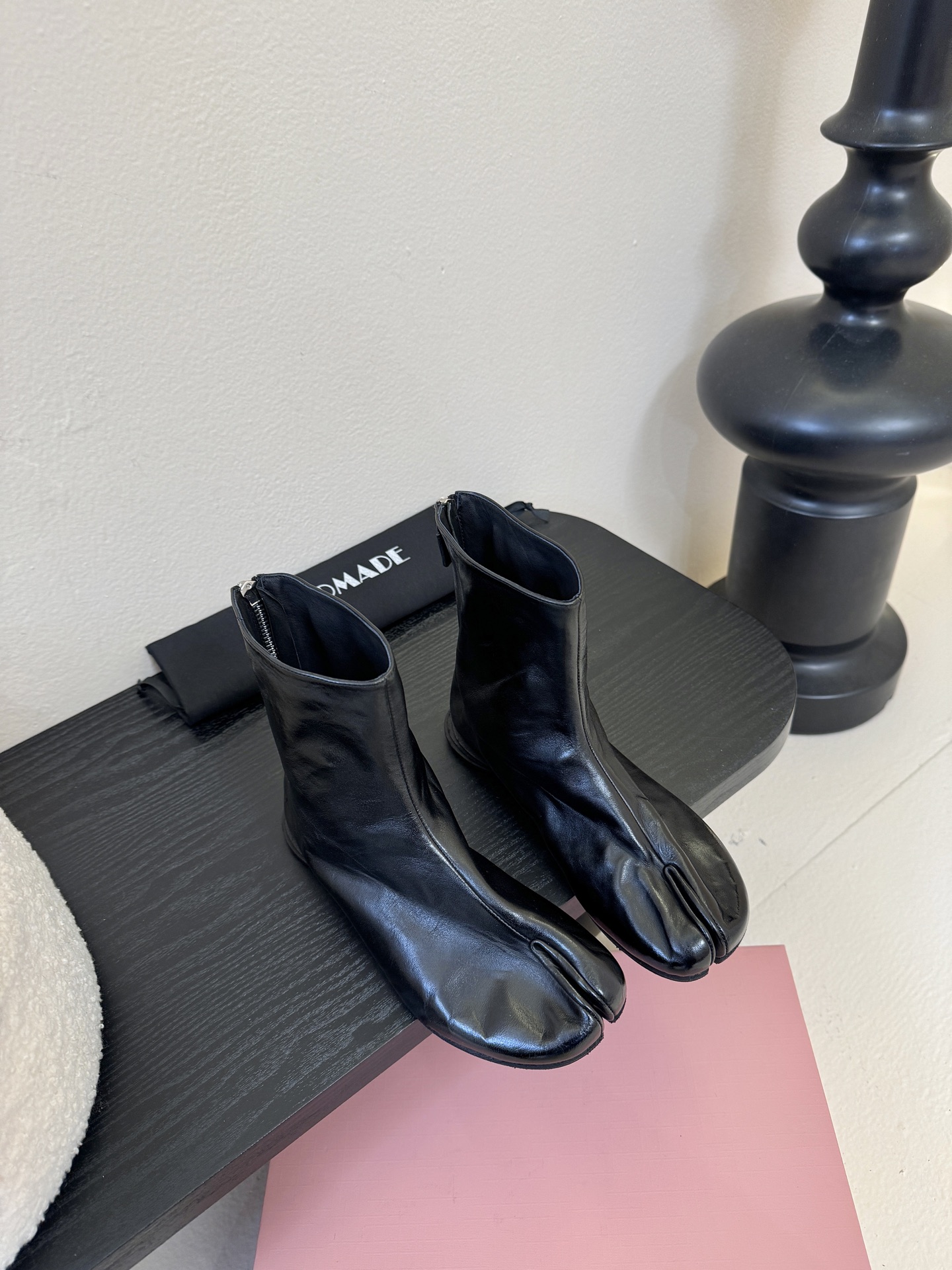 NO:613999,The top HANDMADE exclusive new product, the highest version, purchased from buyers, 1:1 perfect replica, flat sandals, original molded leather soles, original lasted shoes, very generous, easy to match with various styles, the good news for short legs, the upper body becomes longer legs in an instant, the upper body is not constrained by conventions, you can be yourself as you like ~ Fried chicken on the feet is soft and comfortable, imported washed horsehide upper, horsehide lining, outsole Italian leather sole  35-40 (40 is non-refundable), boots, sandals, boots19860909顶级 HANDMADE独家新品最高版本买手代购1:1完美复刻 平底凉鞋单鞋 原版开模真皮鞋底 原版套楦鞋型很大方 搭配各种风格都轻松驾驭 小短腿的福音 上身瞬间秒变大长腿 上脚不被常规所拘束,随心所欲做自己～上脚炒鸡柔软舒适 鞋面进口水洗马皮 内里垫脚马皮 大底意大利真皮底跟 35-40（40做不退换）,靴子,sandals,boots,Women's Shoes