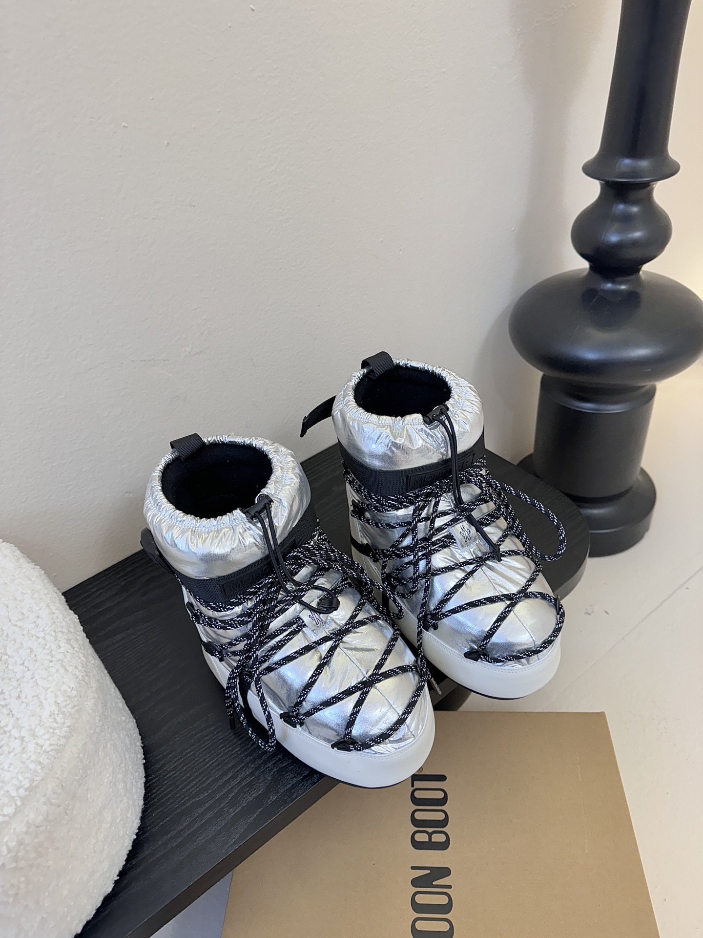 NO:615125,Are these moon boots from Moonboot very popular?  Last year I saw a lot of hot girls wearing these boots with a 1.7 look!  The kind that makes your legs look longer!  The legs are super thin and the feet feel so special, it doesn’t feel like wearing shoes!  It just feels like you are stepping on a very light board when you put it on!  He walks so lightly!  Very comfortable!  Wearing these shoes with shorts and skirts is really a beautiful sight!  Sisters are coming soon!  And some go skiing!  I feel it is also a very good one!  You can also wear it for skiing and fun everyday!  Goes great with those thick snowy cotton pants!  Because the boots are big enough!  Very inclusive!  Couple size size35-39 4041 customization, snow boots, boots, skirts, shorts19860909Moonboot这月亮雪地靴很出圈吗？ 去年这靴子看到好多辣妹子在穿搭配都是1.7的即视感！巨显腿长那种！超显腿细的 好特别的脚感,感觉不像在穿鞋子！就是穿上有种莫名踩在一块很轻的板上的感觉！就走起路来轻飘飘的！很舒适！就是这种鞋子穿出去搭配短裤短裙真的是很美的风景线哈！姐妹们快来啦！还有去滑雪的！我感觉它也是很不错的一款！日常还可以滑雪去玩穿！配那些厚的雪地棉裤很 ！因为靴筒够大！包容性强！ 情侣码数size35-39 4041定制,雪地靴,boots,skirts,shorts,Women's Shoes