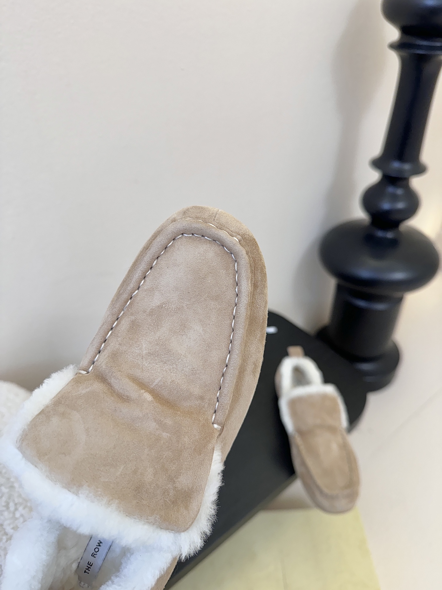 The Row2025秋冬新款一脚蹬羊毛乐福鞋第一眼看到这个鞋子就爱上了，带点复古味随意搭配都好看！各大