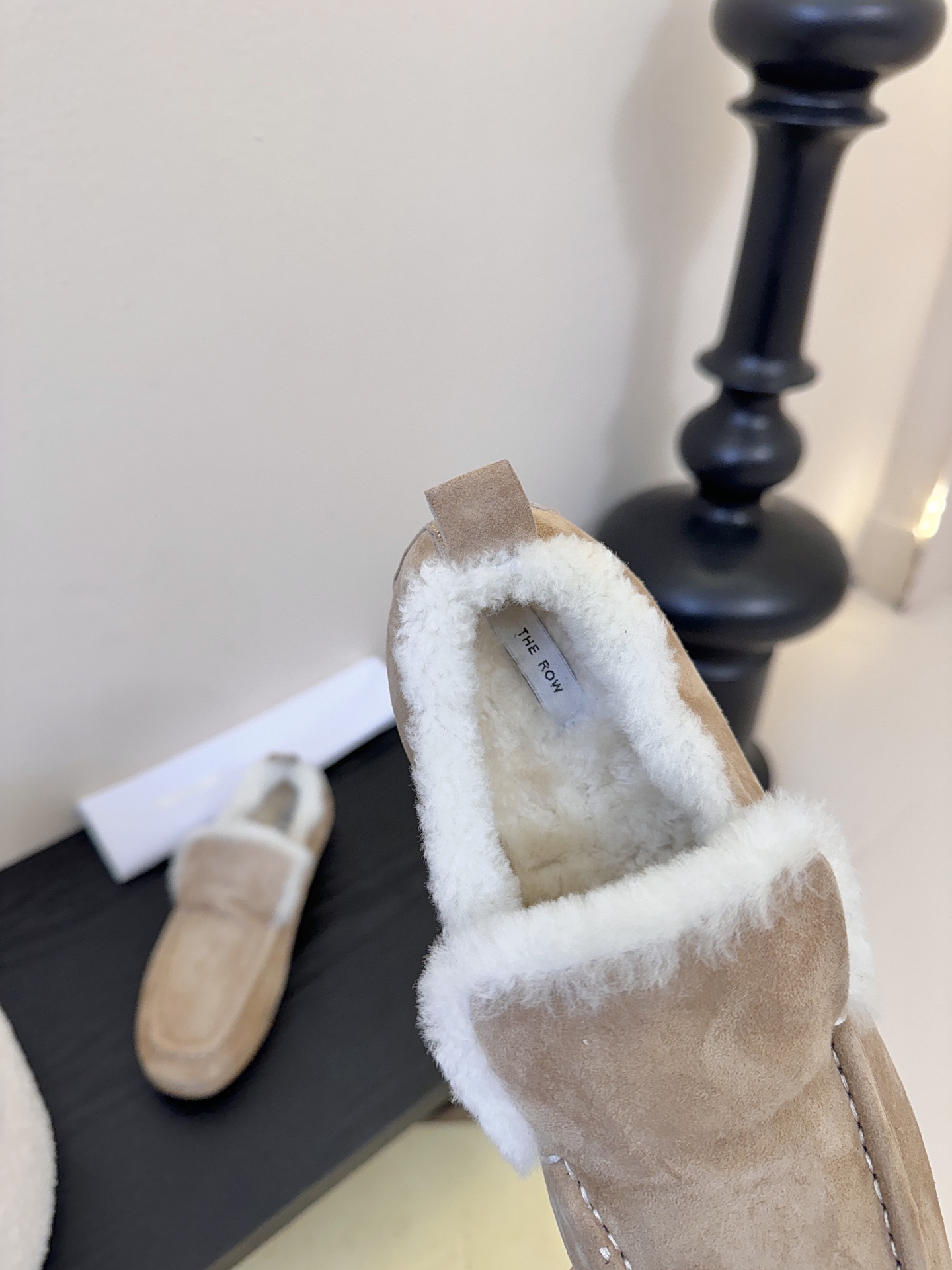 The Row2025秋冬新款一脚蹬羊毛乐福鞋第一眼看到这个鞋子就爱上了，带点复古味随意搭配都好看！各大