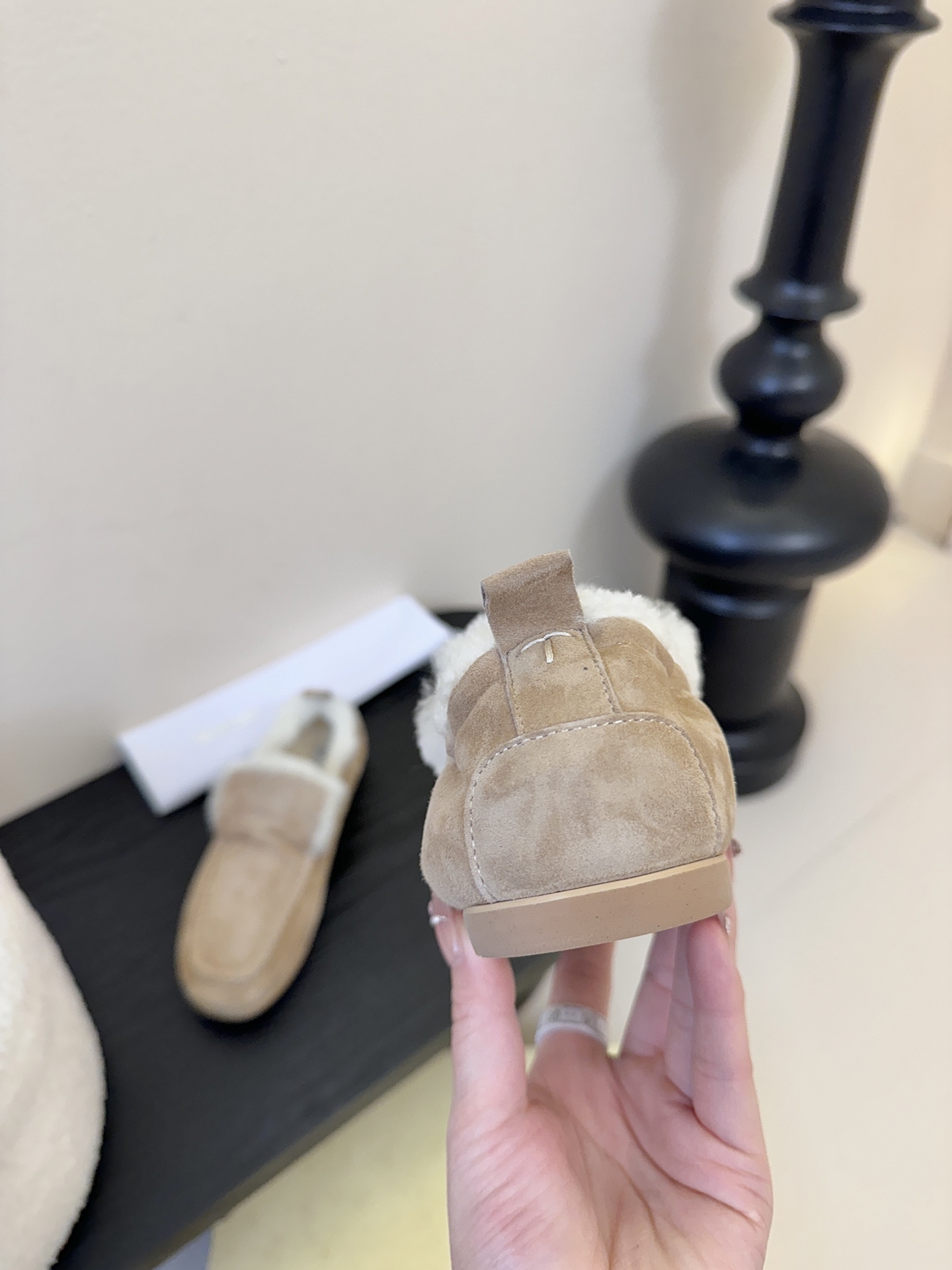 The Row2025秋冬新款一脚蹬羊毛乐福鞋第一眼看到这个鞋子就爱上了，带点复古味随意搭配都好看！各大