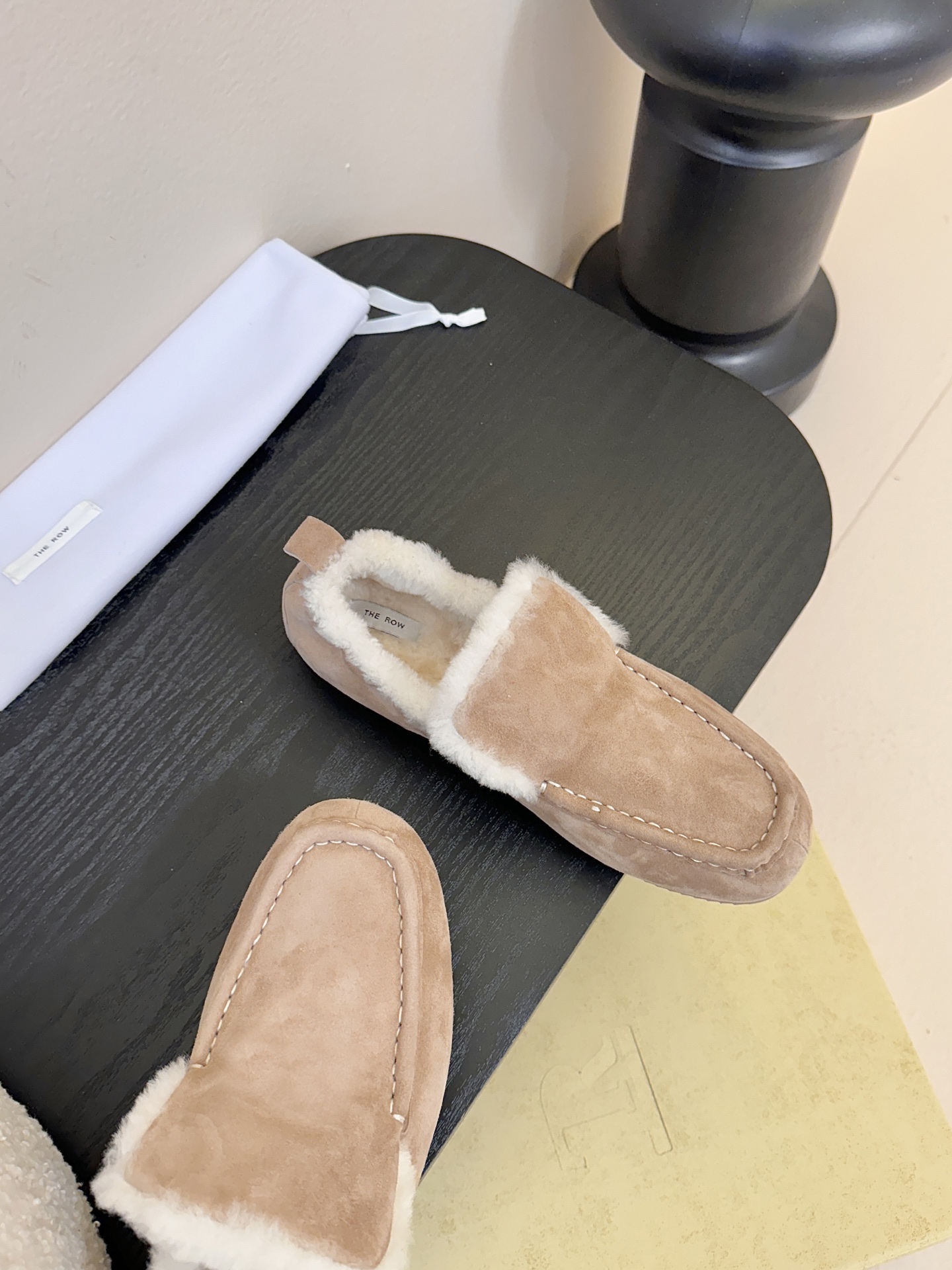 The Row2025秋冬新款一脚蹬羊毛乐福鞋第一眼看到这个鞋子就爱上了，带点复古味随意搭配都好看！各大