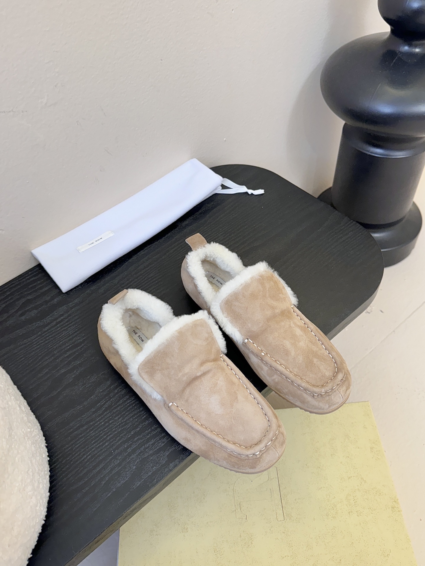 The Row2025秋冬新款一脚蹬羊毛乐福鞋第一眼看到这个鞋子就爱上了，带点复古味随意搭配都好看！各大