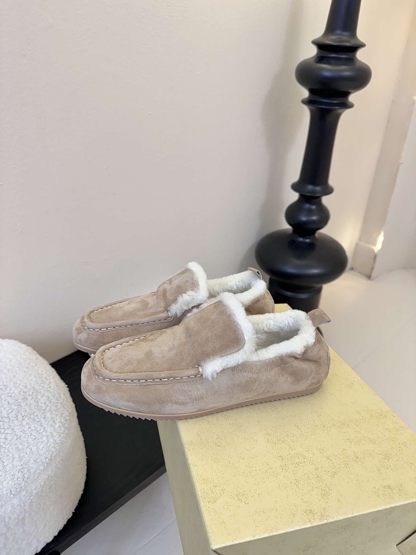 The Row2025秋冬新款一脚蹬羊毛乐福鞋第一眼看到这个鞋子就爱上了，带点复古味随意搭配都好看！各大