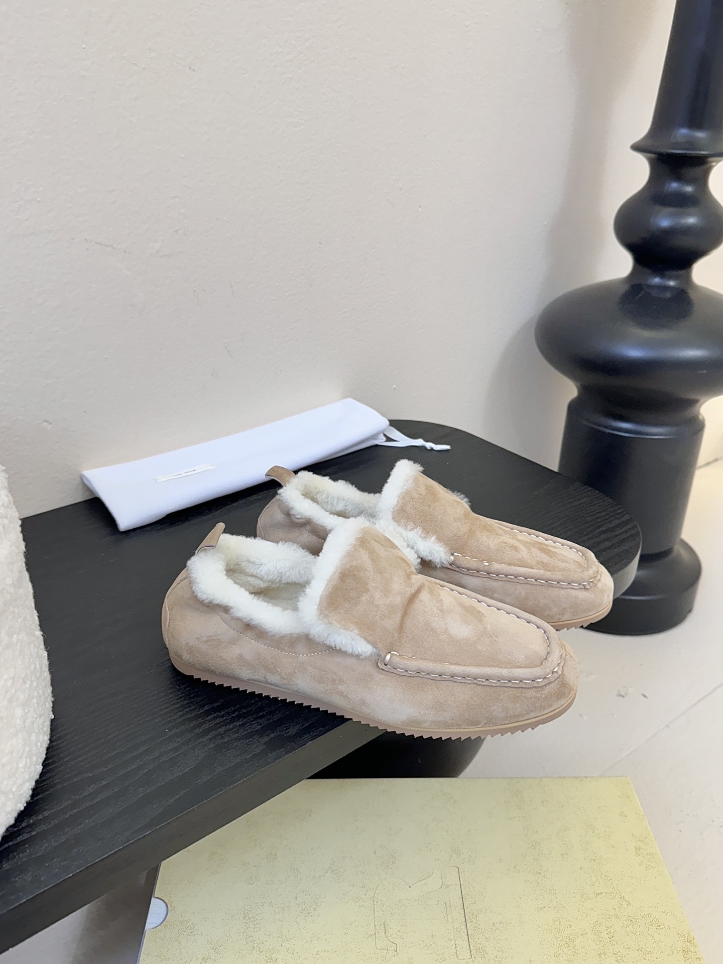 The Row2025秋冬新款一脚蹬羊毛乐福鞋第一眼看到这个鞋子就爱上了，带点复古味随意搭配都好看！各大