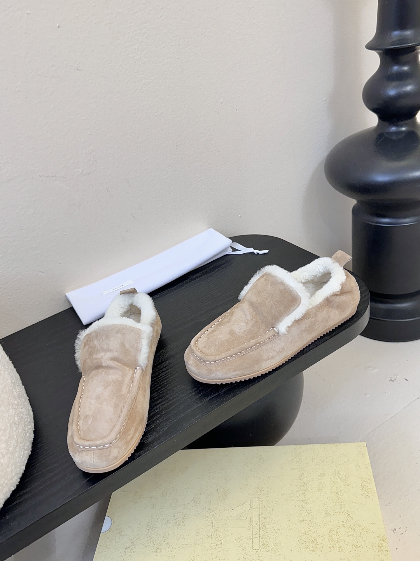 The Row2025秋冬新款一脚蹬羊毛乐福鞋第一眼看到这个鞋子就爱上了，带点复古味随意搭配都好看！各大