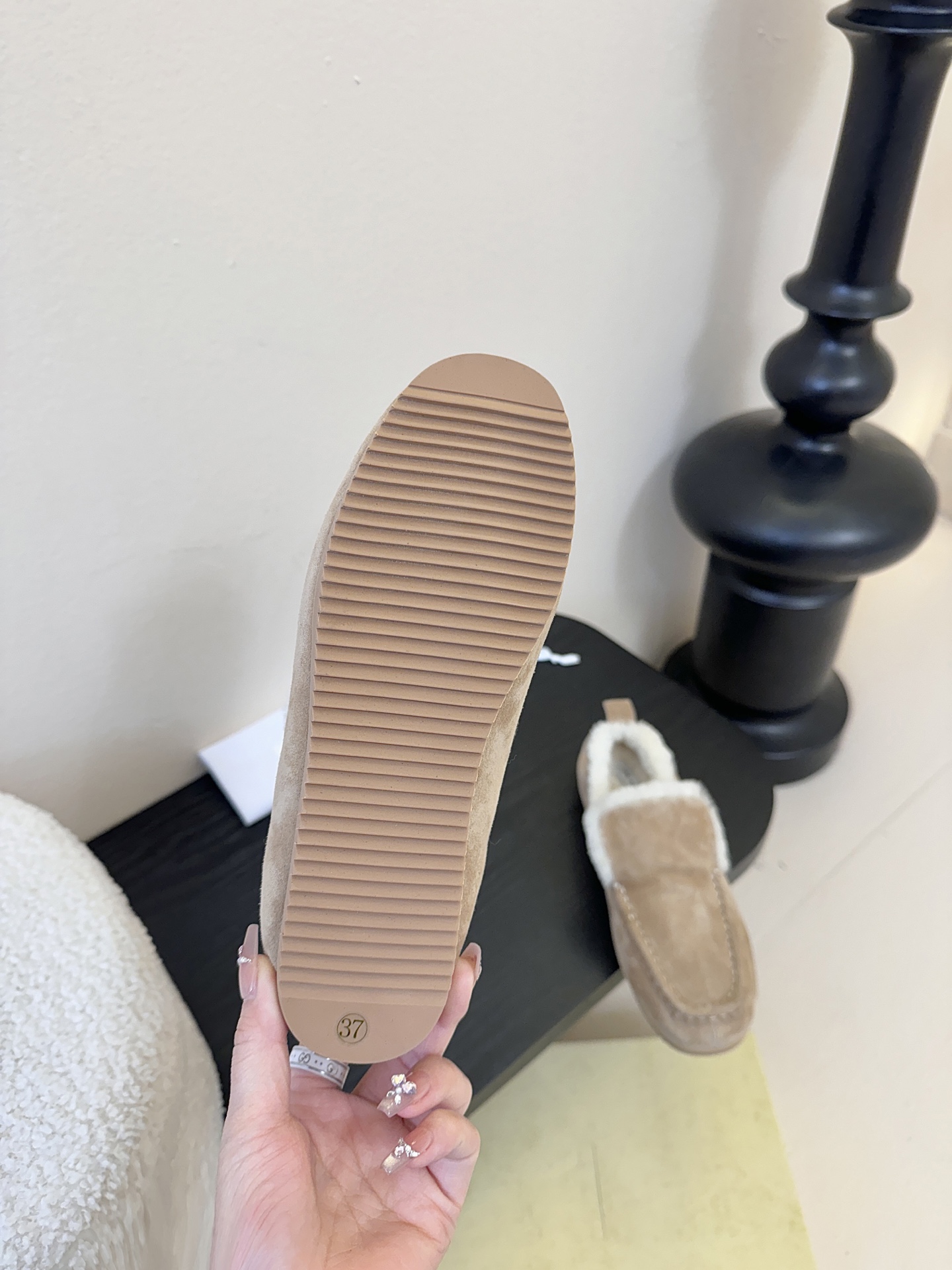 The Row2025秋冬新款一脚蹬羊毛乐福鞋第一眼看到这个鞋子就爱上了，带点复古味随意搭配都好看！各大