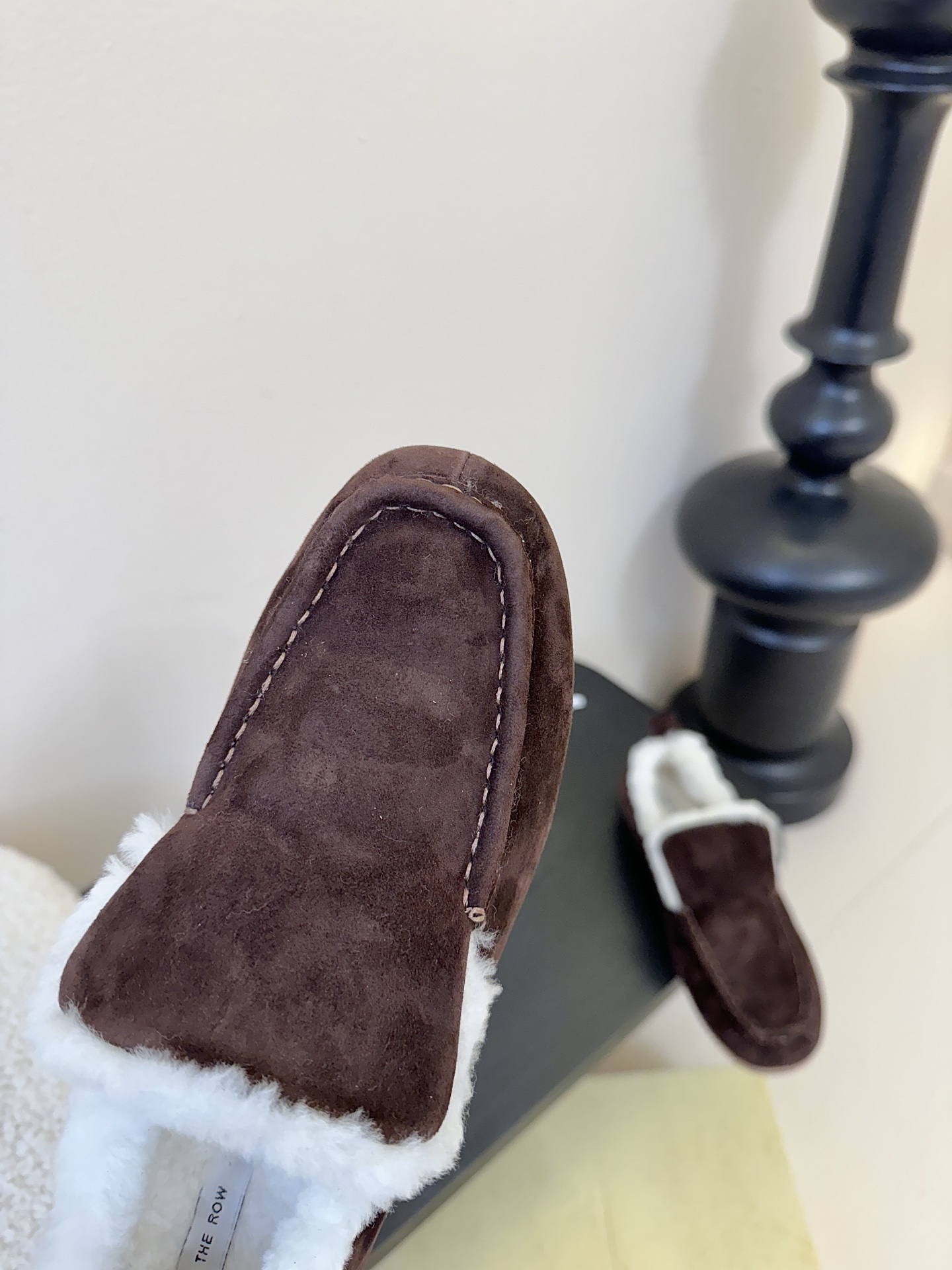 The Row2025秋冬新款一脚蹬羊毛乐福鞋第一眼看到这个鞋子就爱上了，带点复古味随意搭配都好看！各大