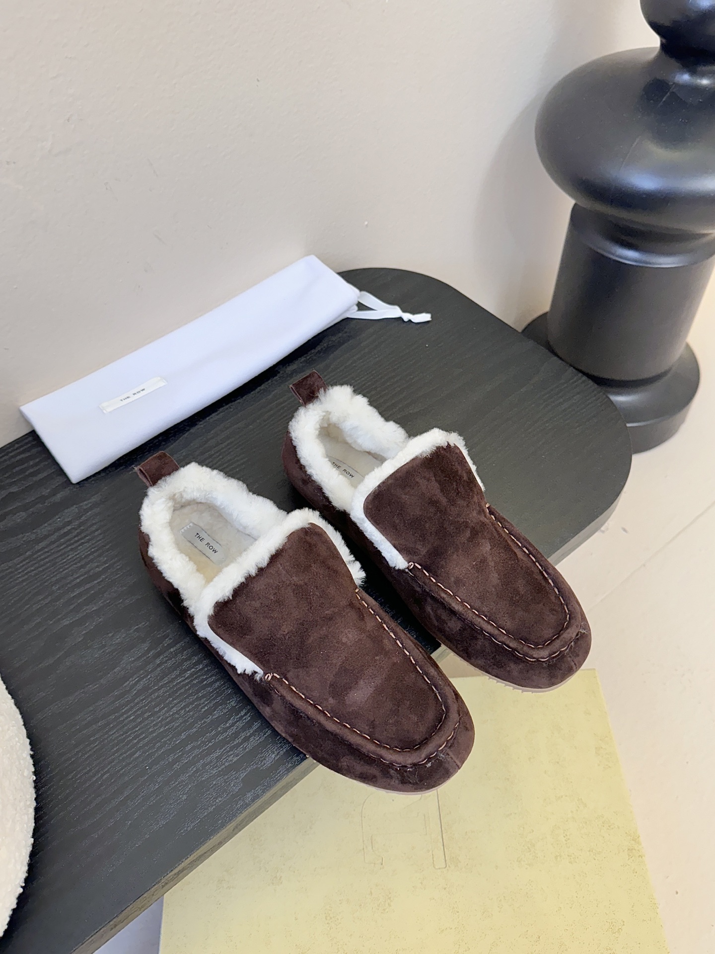 The Row2025秋冬新款一脚蹬羊毛乐福鞋第一眼看到这个鞋子就爱上了，带点复古味随意搭配都好看！各大