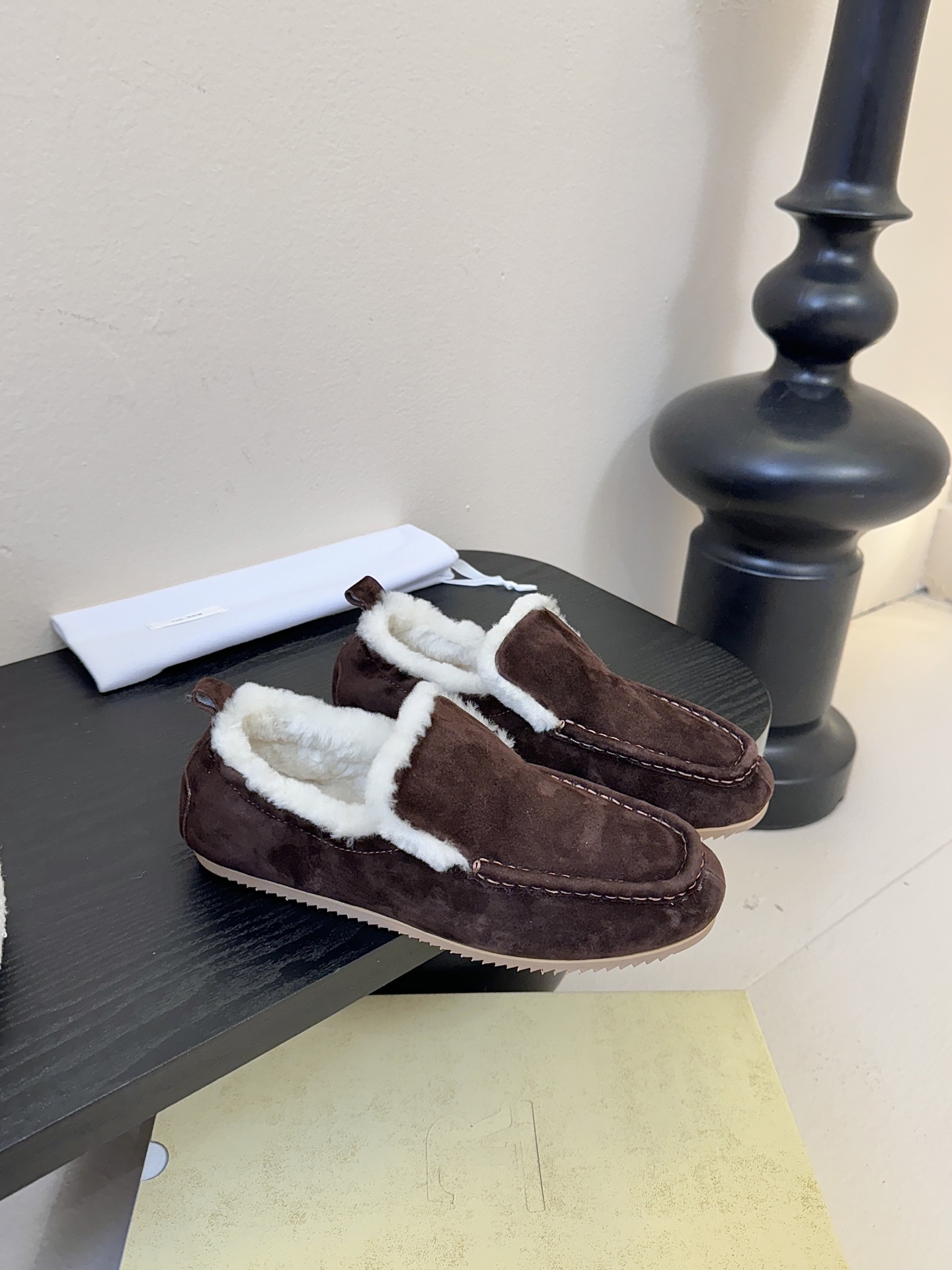 The Row2025秋冬新款一脚蹬羊毛乐福鞋第一眼看到这个鞋子就爱上了，带点复古味随意搭配都好看！各大