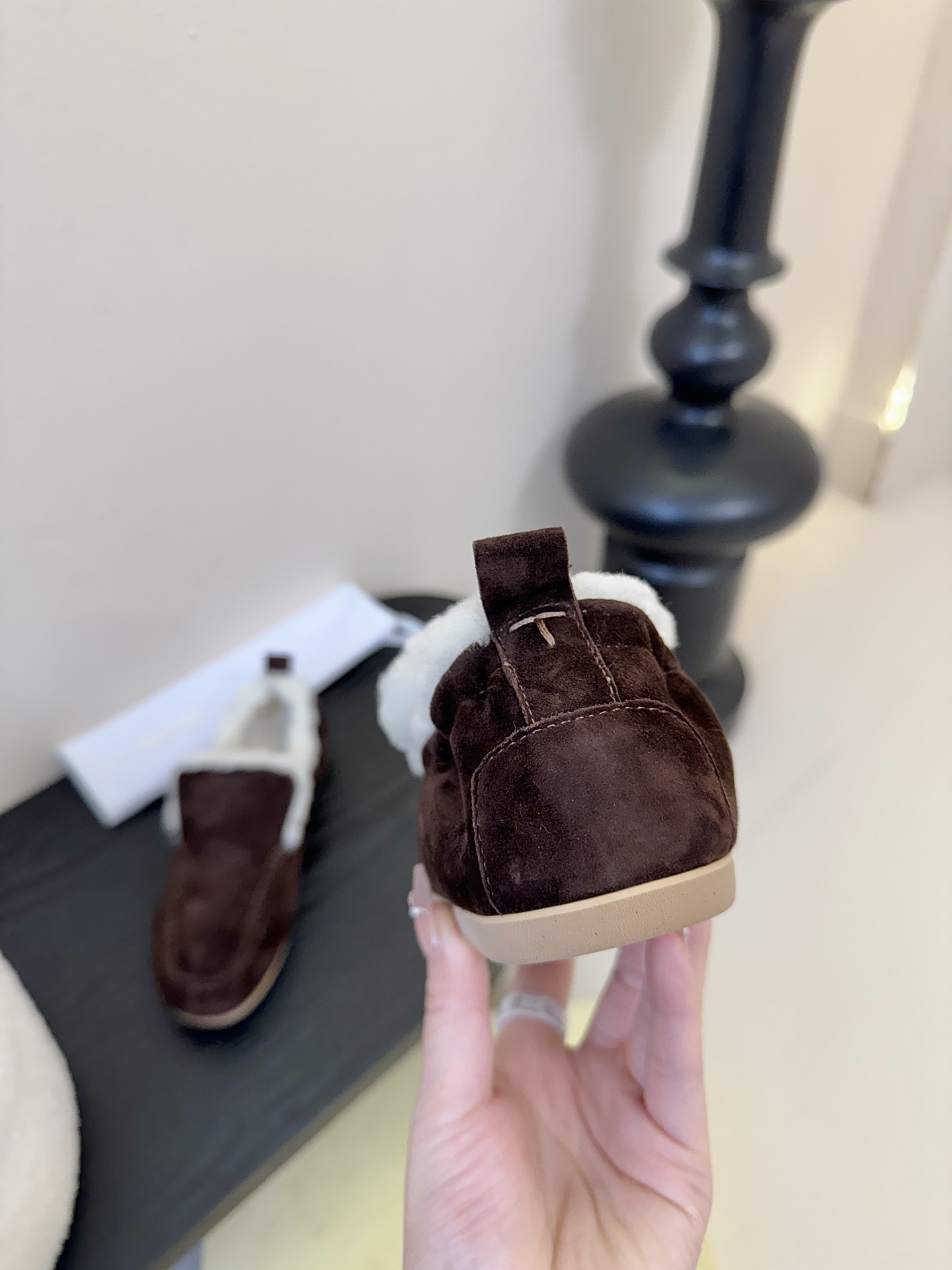 The Row2025秋冬新款一脚蹬羊毛乐福鞋第一眼看到这个鞋子就爱上了，带点复古味随意搭配都好看！各大