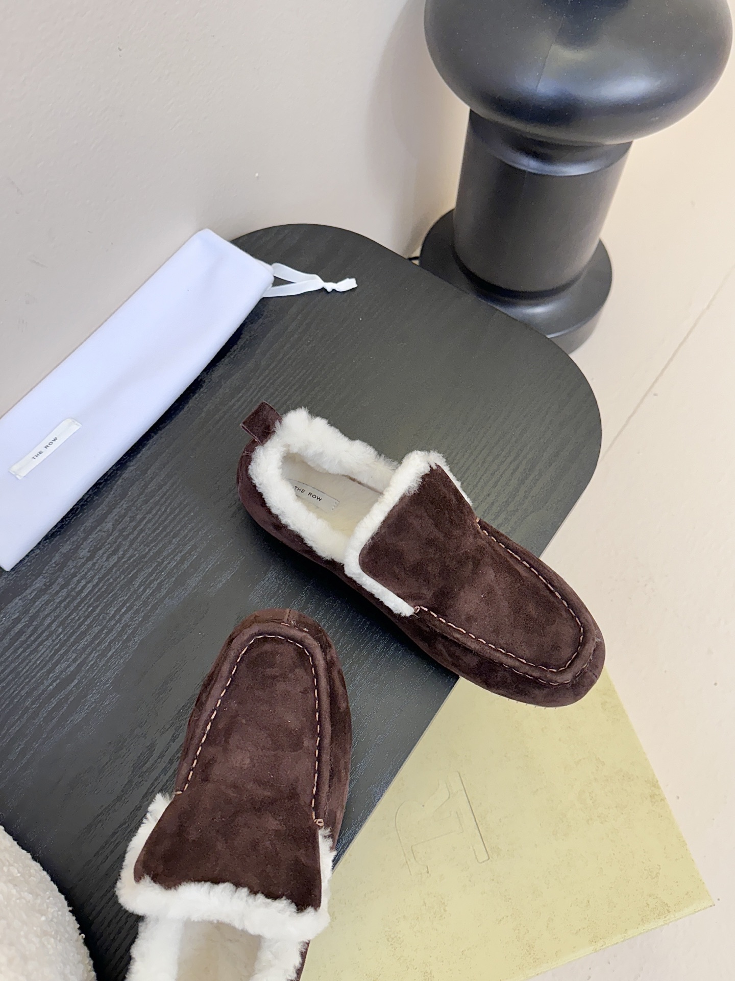 The Row2025秋冬新款一脚蹬羊毛乐福鞋第一眼看到这个鞋子就爱上了，带点复古味随意搭配都好看！各大