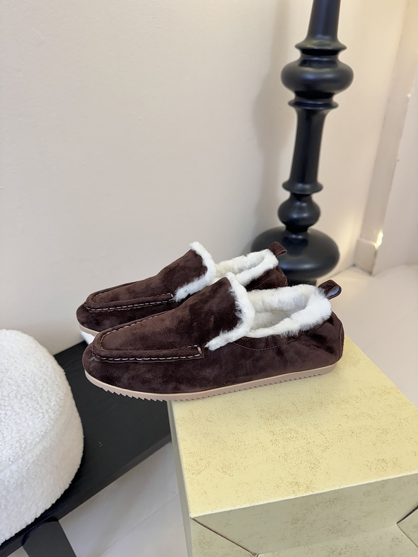 The Row2025秋冬新款一脚蹬羊毛乐福鞋第一眼看到这个鞋子就爱上了，带点复古味随意搭配都好看！各大