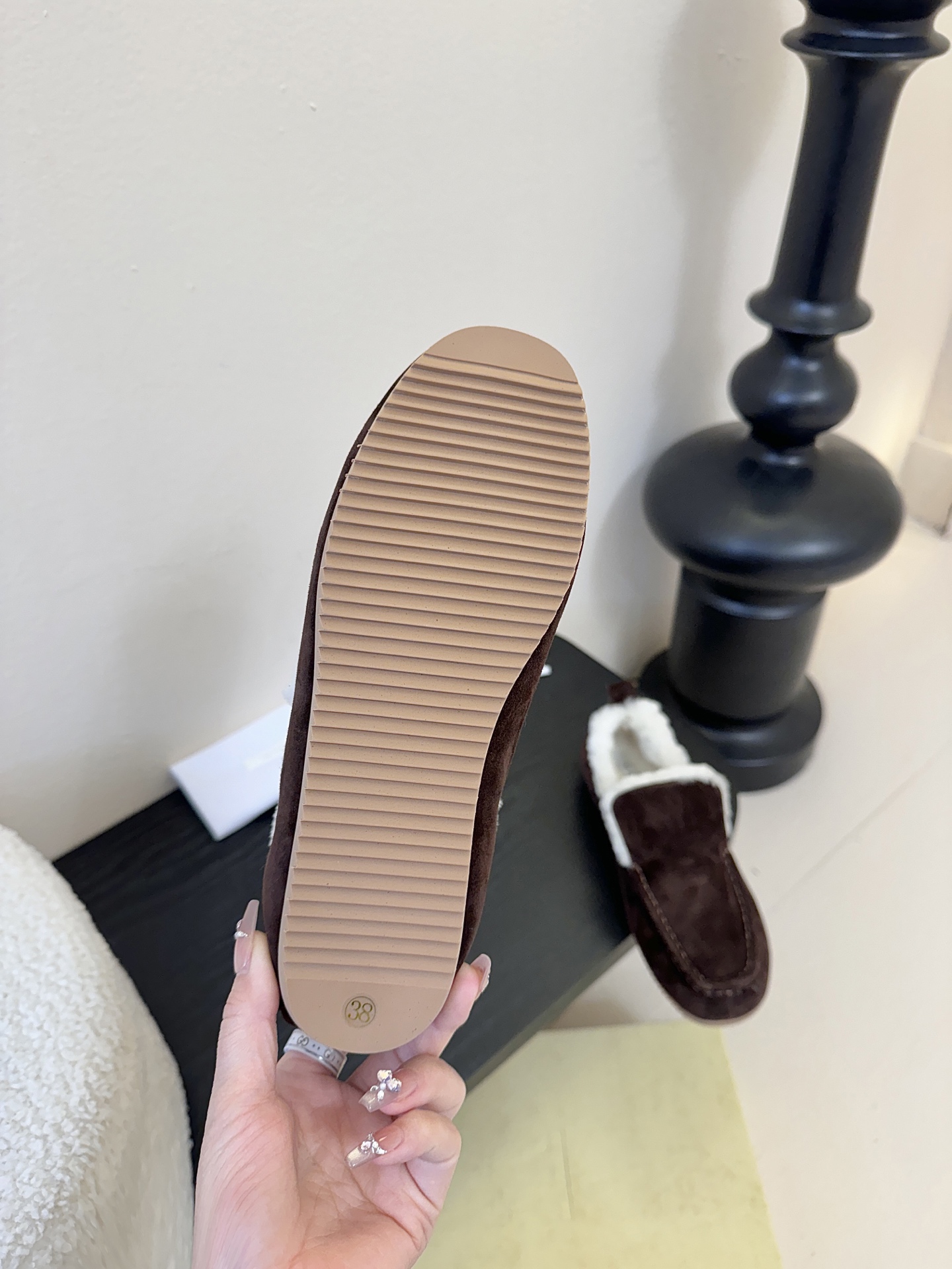 The Row2025秋冬新款一脚蹬羊毛乐福鞋第一眼看到这个鞋子就爱上了，带点复古味随意搭配都好看！各大