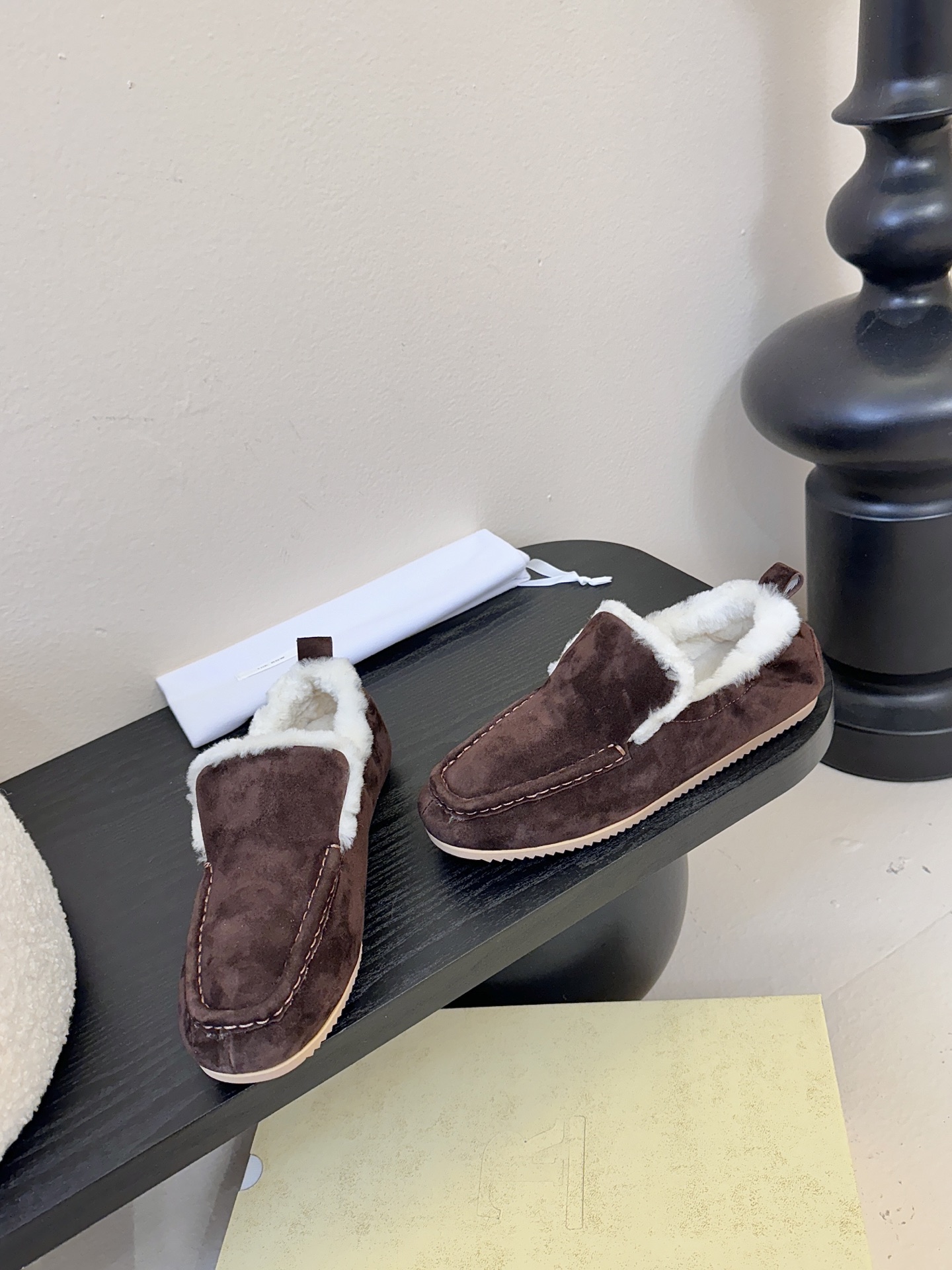 The Row2025秋冬新款一脚蹬羊毛乐福鞋第一眼看到这个鞋子就爱上了，带点复古味随意搭配都好看！各大