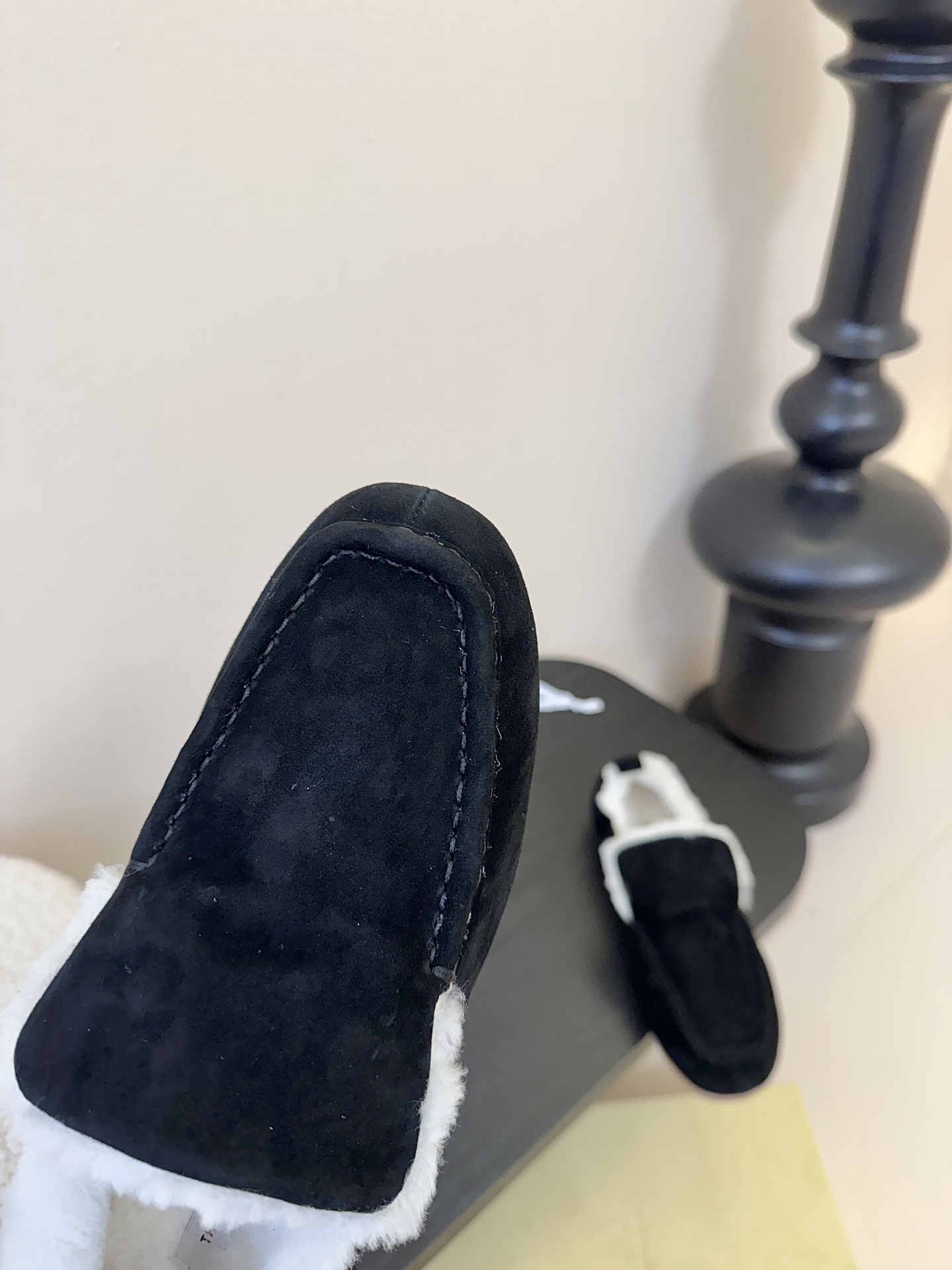 The Row2025秋冬新款一脚蹬羊毛乐福鞋第一眼看到这个鞋子就爱上了，带点复古味随意搭配都好看！各大