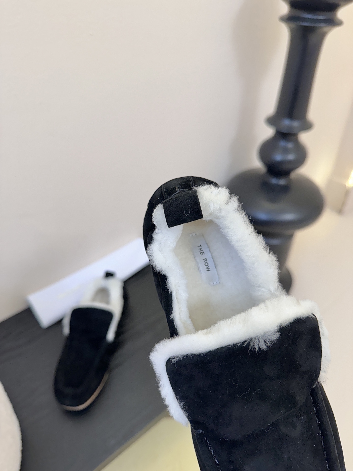 The Row2025秋冬新款一脚蹬羊毛乐福鞋第一眼看到这个鞋子就爱上了，带点复古味随意搭配都好看！各大