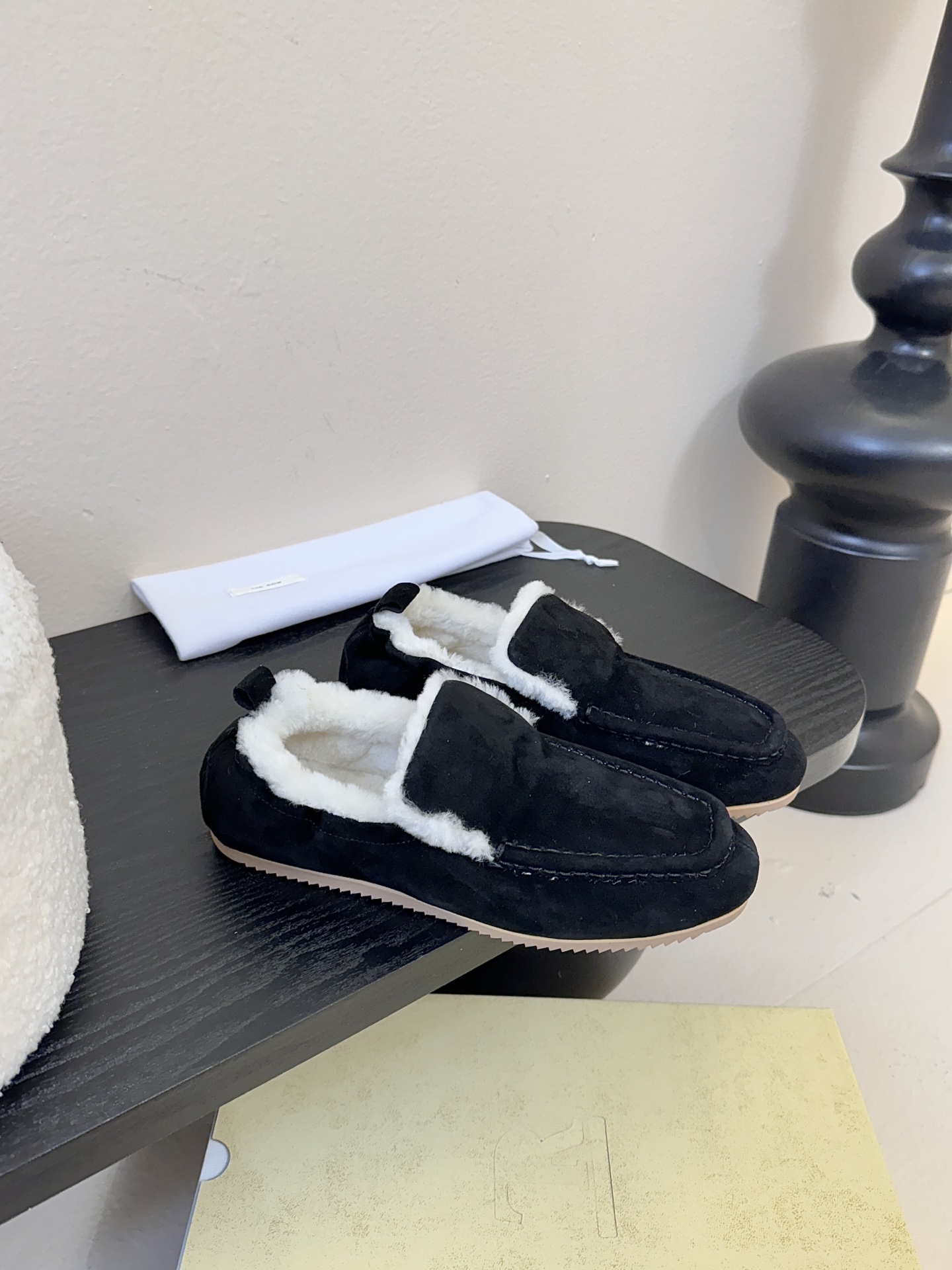 The Row2025秋冬新款一脚蹬羊毛乐福鞋第一眼看到这个鞋子就爱上了，带点复古味随意搭配都好看！各大