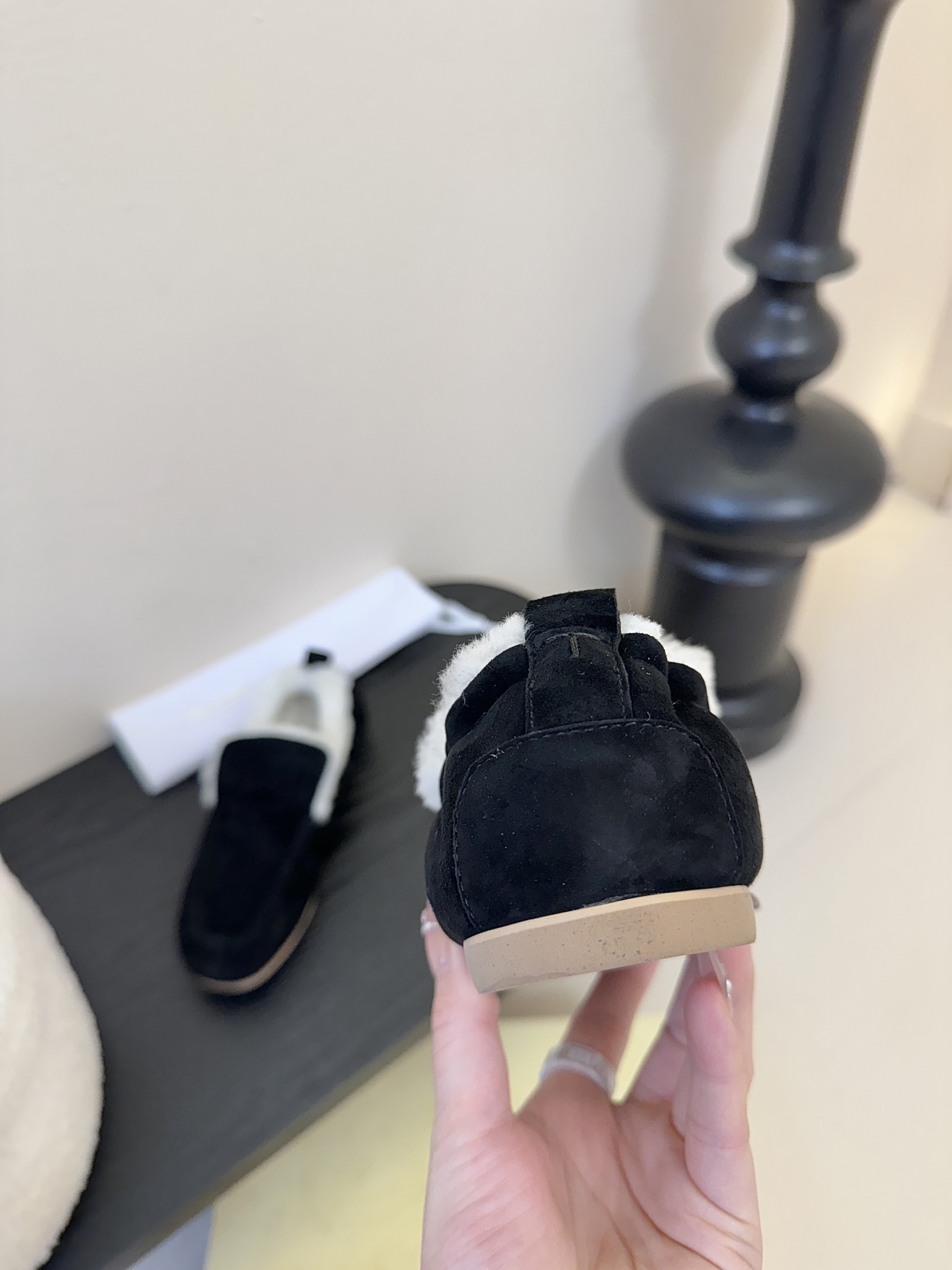 The Row2025秋冬新款一脚蹬羊毛乐福鞋第一眼看到这个鞋子就爱上了，带点复古味随意搭配都好看！各大