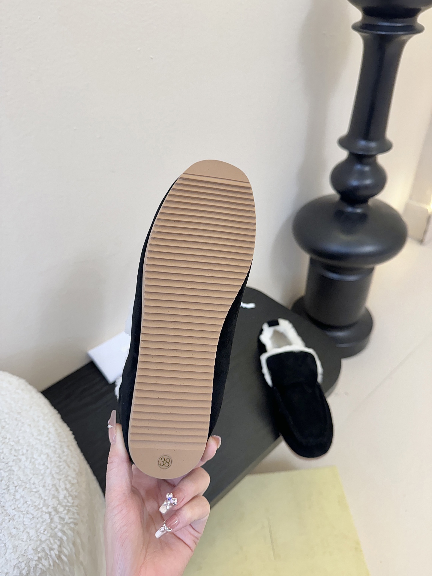 The Row2025秋冬新款一脚蹬羊毛乐福鞋第一眼看到这个鞋子就爱上了，带点复古味随意搭配都好看！各大