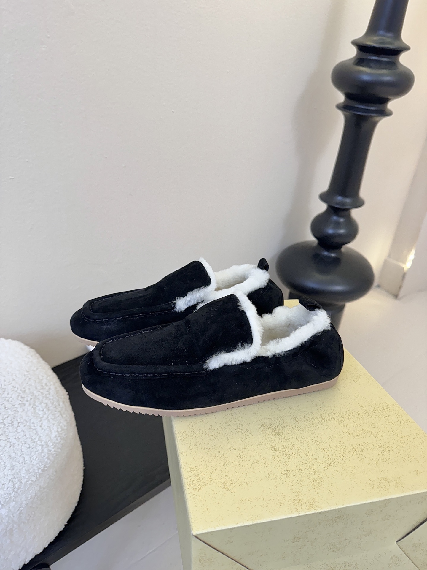 The Row2025秋冬新款一脚蹬羊毛乐福鞋第一眼看到这个鞋子就爱上了，带点复古味随意搭配都好看！各大