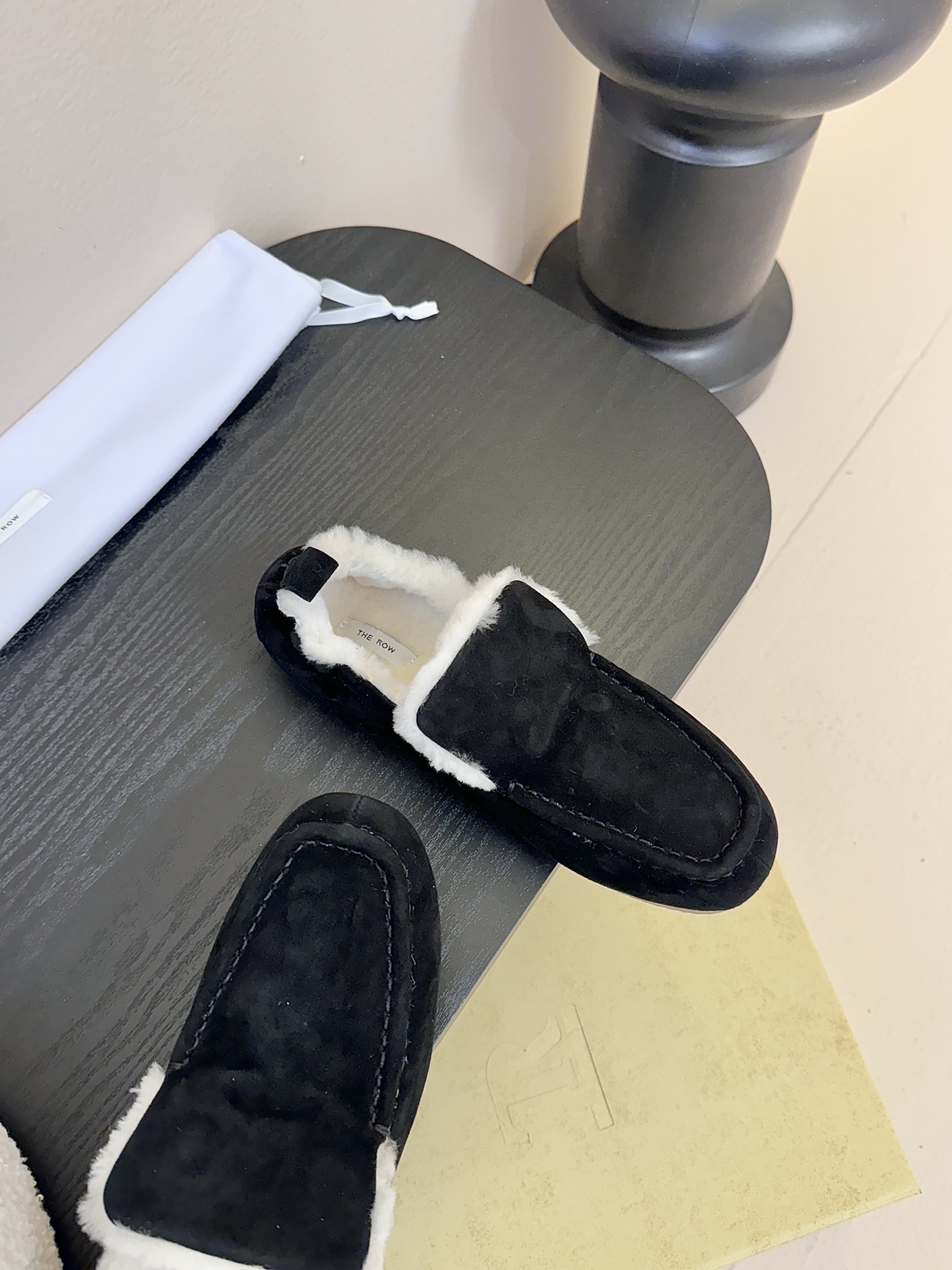 The Row2025秋冬新款一脚蹬羊毛乐福鞋第一眼看到这个鞋子就爱上了，带点复古味随意搭配都好看！各大