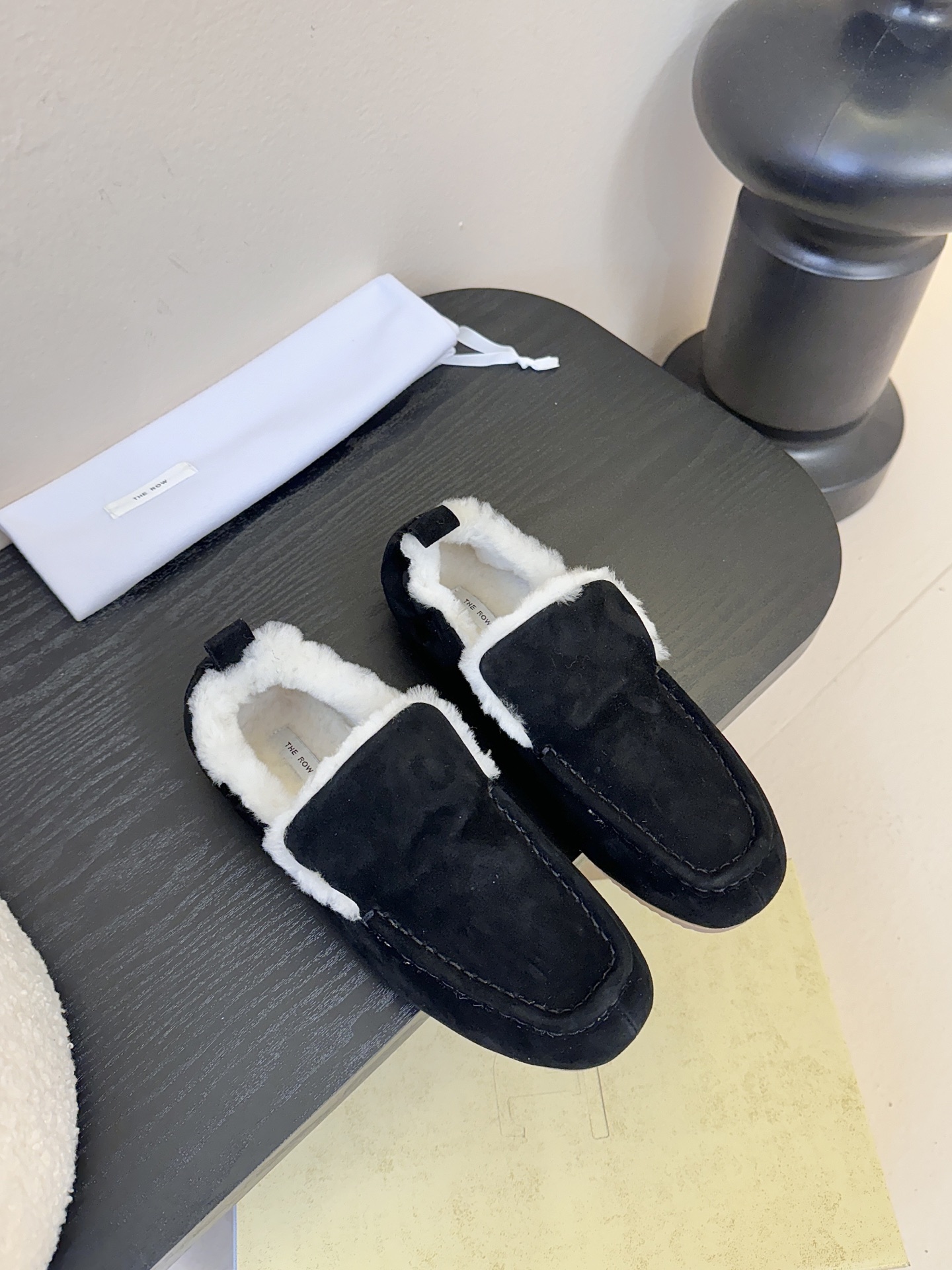 NO:615119,The Row2025 new autumn and winter slip-on wool loafers I fell in love with them at first sight. They have a retro feel and look great with any combination!  All the major internet celebrity bloggers are wearing it. The whole shoe is very soft and easy to wear without rubbing your feet. It is simple and versatile~  Continuing the consistent minimalist style, the lining-free structure makes the shoe body extremely light and close to the skin. The whole pair of shoes seems simple but the craftsmanship is difficult. It is made with a full leather package and is made by master craftsmen. It is made of super waste materials. It is comfortable and soft to wear on the bare feet and is skin-friendly. Don’t worry about the foot feel at all. It is necessary to wear it well. It is a must-have experience when wearing it. It is a style that you don’t want to take off when you put it on. Those who have high requirements for foot feel can close their eyes and enter it.  Size 35 to 40 (40 customized, non-refundable, loafers, woolen shoes, loafers, sheep19860909The Row2025秋冬新款一脚蹬羊毛乐福鞋 第一眼看到这个鞋子就爱上了,带点复古味随意搭配都好看！各大网红博主都在穿它,整个鞋子非常柔软,好穿不磨脚.简约百搭款~ 延续了一贯极简风格,无内衬结构使得鞋身极其轻便贴肤,整双鞋子看似简单其实工艺很难,采用全皮套包制作工艺,老师傅制作,超级废料,上脚裸穿舒适柔软亲肤,脚感方面完全不可担心,好穿是必须的,穿若无穿的上脚体验,穿上就不想脱的款,对脚感要求高的闭眼入它 面料羊京 内里/垫脚真羊毛里 大底: 橡胶大底 码数35一40码（40定制不退换,乐福鞋毛毛鞋,loafers,sheep,Women's Shoes