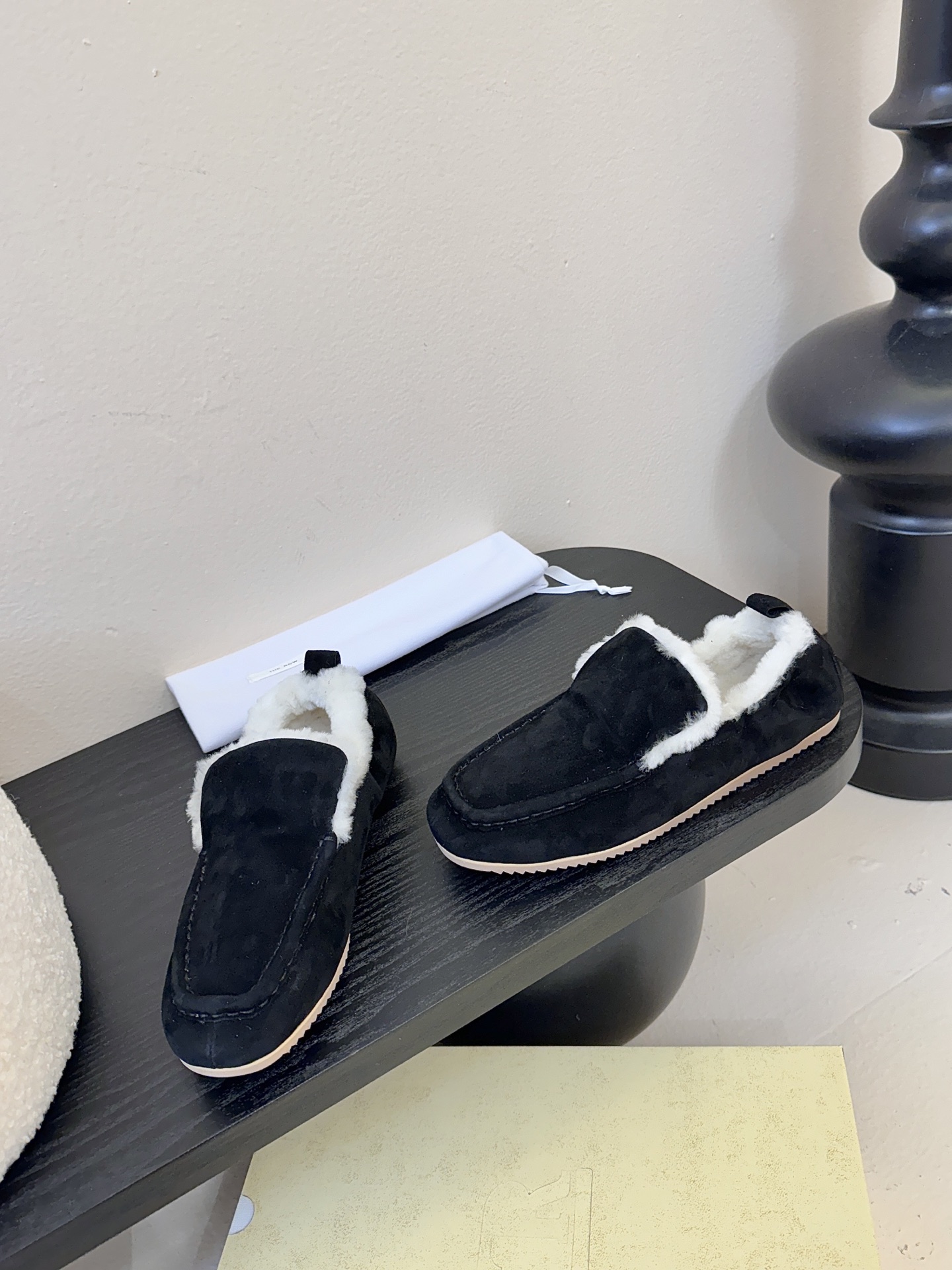 The Row2025秋冬新款一脚蹬羊毛乐福鞋第一眼看到这个鞋子就爱上了，带点复古味随意搭配都好看！各大