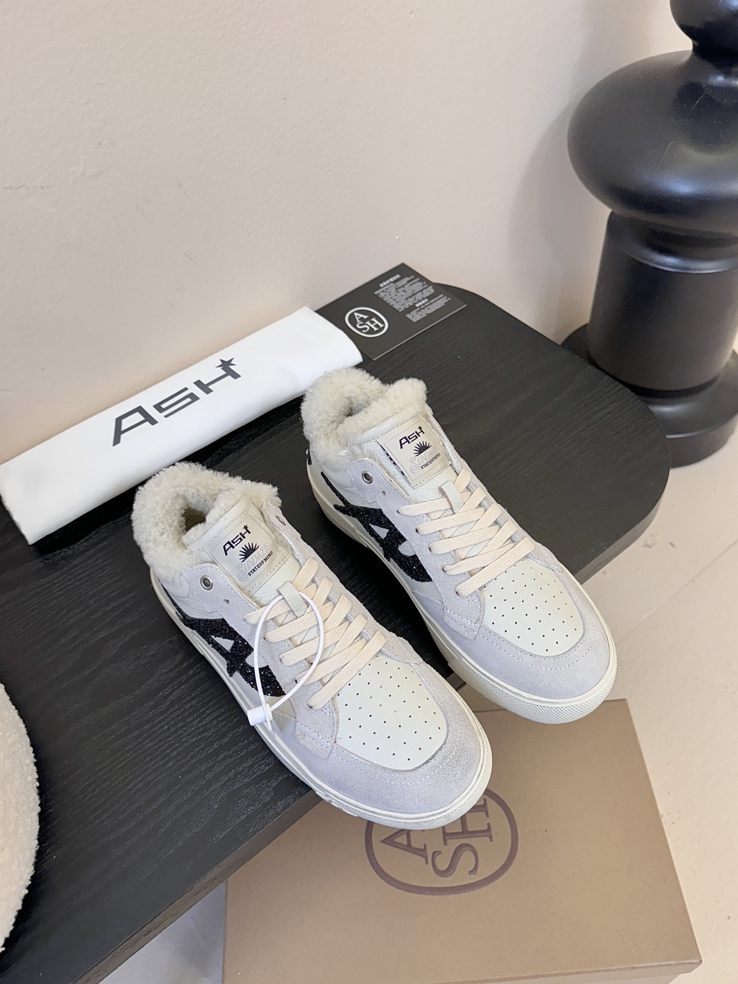 NO:615167,ASH's most popular fashionable casual shoes this season, white shoes. ASH's sustainable fashion new environmentally friendly materials 'new' fashion 'style' chapter series, ASH launches environmentally friendly shoes IMPULS for a sustainable future. The classic DNA of the brand is integrated into popular lines and environmentally friendly materials. ASH once again embarks on a new chapter in the journey of sustainable development and will continue to work tirelessly. Sustainable environmentally friendly materials Unmarked cowhide splicing recyclable leather The leather surface is fully benzene dyed, breathable and environmentally friendly.  Symmetrical punching design on the upper makes the shoe more breathable and comfortable. The shoe body has simple lines and clear non-slip textured rubber outsole, making it less slippery when walking. Soft and breathable pigskin leather lining, which is soft and comfortable. The non-tanned material implements the concept of environmental protection. The light and elastic shoe body is integrated with the highly elastic EVA insole, which is soft and rebound on the foot, and has a full Q feeling. The light platform thick sole increases the invisible height. Imported cowhide leather surface, wool lining material, rubber molded outsole  Size#35-39 (40 custom-made, non-refundable), casual shoes/sports shoes, sneakers, cowhide19860909ASH本季爆款时尚休闲鞋小白鞋 ASH可持续性时尚新型环保材质“新”时尚“型”篇章系列, ASH为致力可持续性的未来推出环保鞋履IMPULS品牌经典DNA融入流行线条与环保材质 ASH再次启航可持续发展之旅新篇章且将持续努力不懈. 永续环保材质无铭牛皮拼接可循环皮革皮革表面全苯染技术,透气且环保, 对称式冲孔设计鞋面冲孔助力鞋身透气舒爽鞋身线条简约, 清晰防滑纹路橡胶大底,行走不易打滑. 舒软透气内里猪皮皮革柔软舒适无铭鞣材质贯彻环保理念. 轻盈弹力鞋身一体成型高弹力EVA鞋垫上脚柔软回弹,Q感十足轻盈松糕厚底隐形增高. 进口牛皮面 毛内里材质 橡胶开模大底 Size#35-39（40定做不退换）,休闲鞋/运动鞋,sneakers,cowhide,Women's Shoes