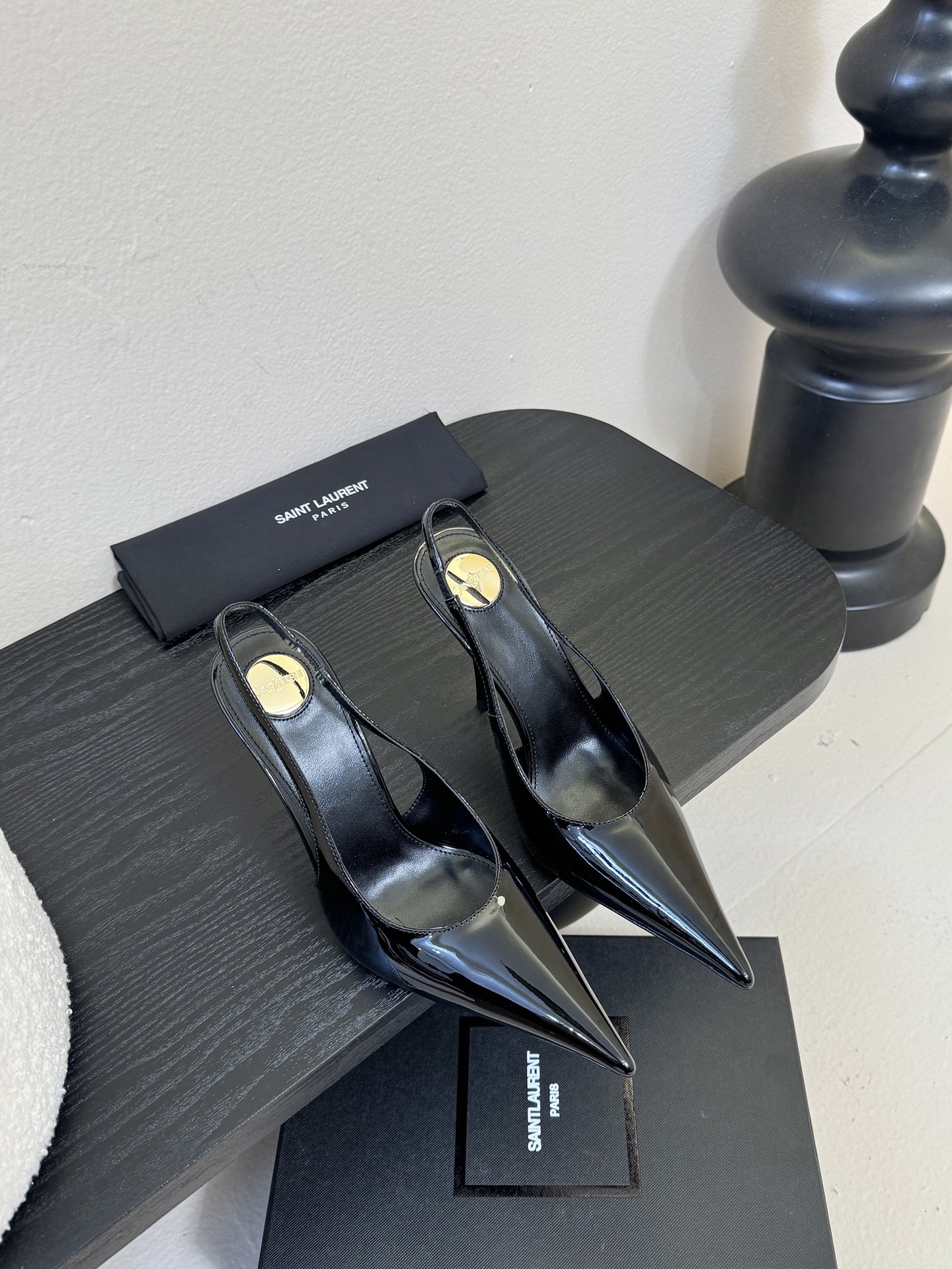 NO:615866,Saint Lauren* Saint Laurent catwalk model with super pointed toe sandals. Catwalk model expresses the beauty of torture to the fullest. My sister's beautiful flat shoes are also Saint Laurent in the world. Rose's same style of flat shoes is very good at modifying the foot shape. The luxurious metal chain. In recent years, SLP has become more and more aware of women in high-heeled shoes. The design impression is ysl's beautiful flat shoes. Patent leather upper and genuine leather outsole.  Size 35-40 (40 customized, non-refundable and non-exchangeable), high heels and sandals, loro piana, saint laurent, saint laurent, saint laurent, sandals, flats, high heels, Leather soles19860909Saint Lauren* 圣罗兰走秀款超尖头凉鞋 走秀款 把美丽刑锯表现的淋漓尽致 姐姐的美丽尤物平底鞋 又是人间圣罗兰 Rose同款的平底鞋很好修饰脚型,奢华金属链 这几年SLP是在高跟鞋越来越懂女人了朝摒奔了设计印象ysl绝美平底鞋 鞋面漆皮 鞋底真皮大底 尺码35-40（40定制不退不换),高跟鞋凉鞋,loro piana,saint laurent,saint laurent,saint laurent,sandals,flats,high heels,Leather soles,Women's Shoes