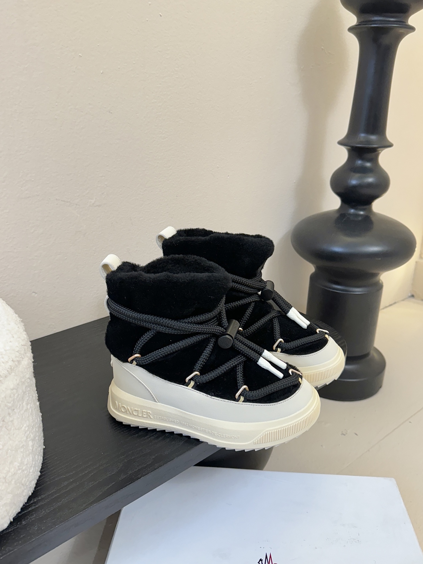 MONCLE* 高邦羽绒休闲鞋设计属于高帮休闲款式，鞋型时尚且富有层次感，鞋帮的褶皱设计和大鞋带元素增添