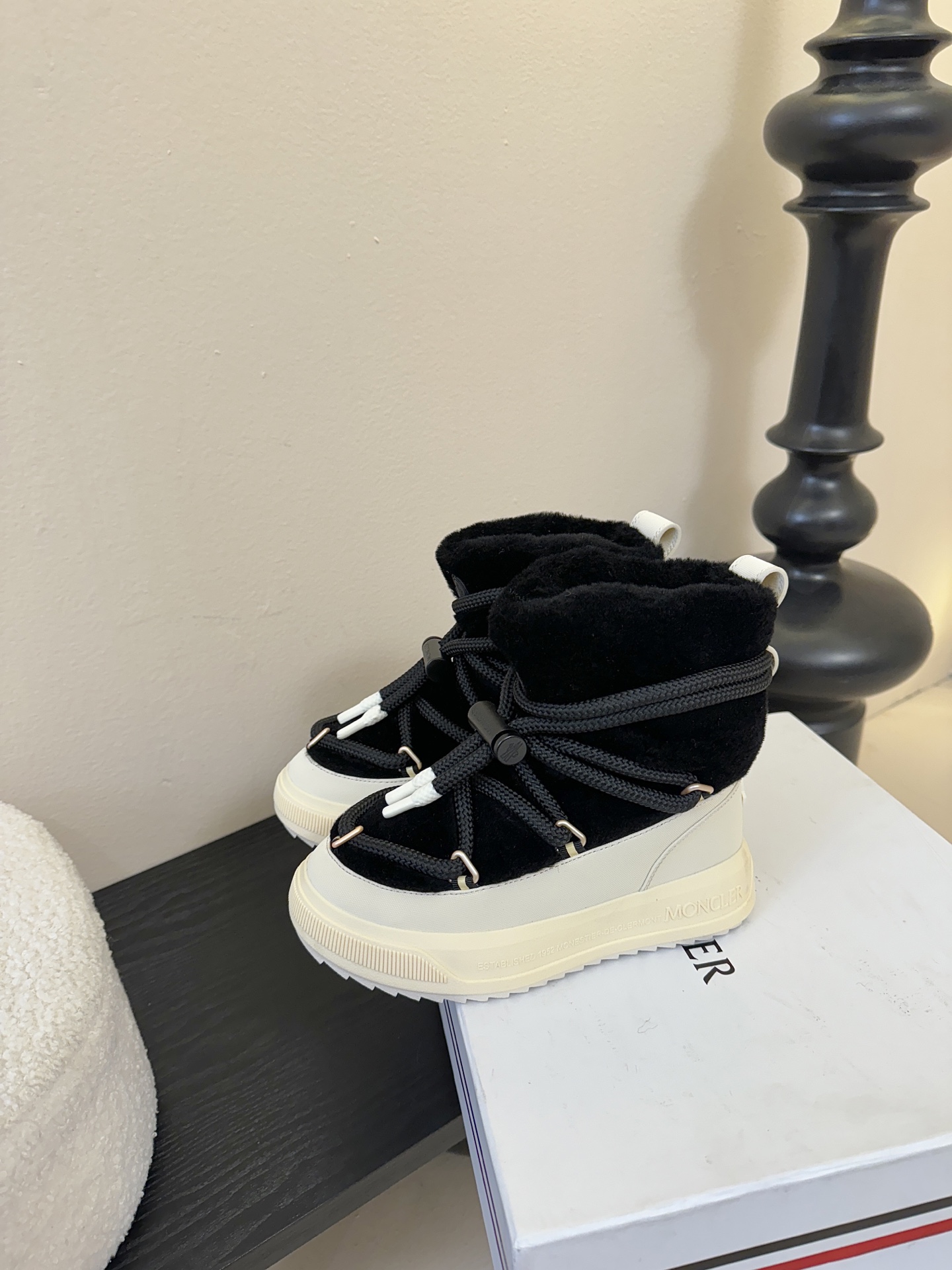 MONCLE* 高邦羽绒休闲鞋设计属于高帮休闲款式，鞋型时尚且富有层次感，鞋帮的褶皱设计和大鞋带元素增添