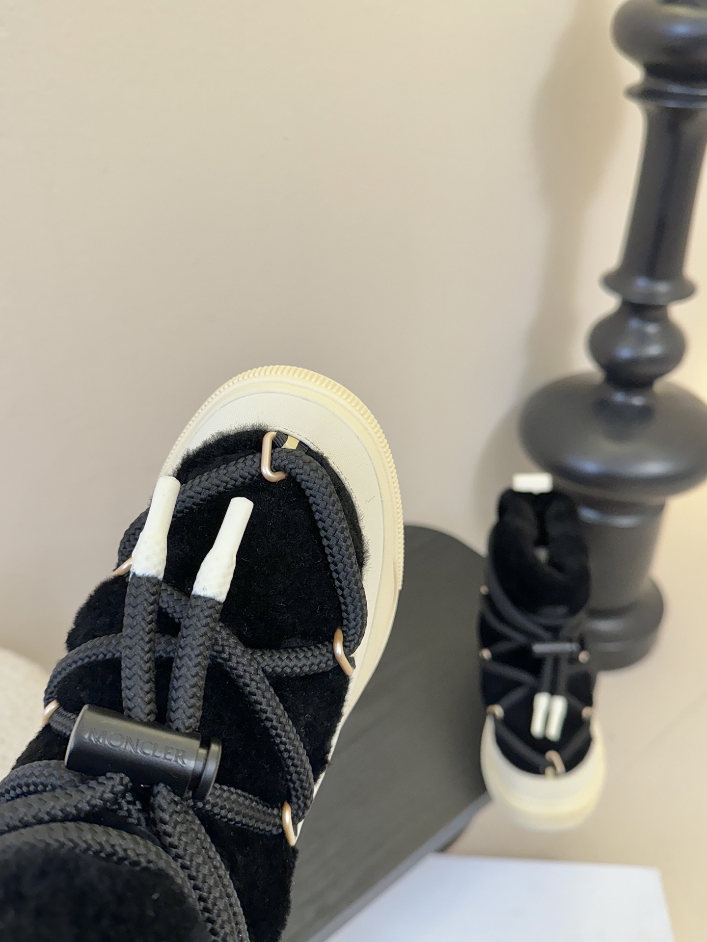 MONCLE* 高邦羽绒休闲鞋设计属于高帮休闲款式，鞋型时尚且富有层次感，鞋帮的褶皱设计和大鞋带元素增添