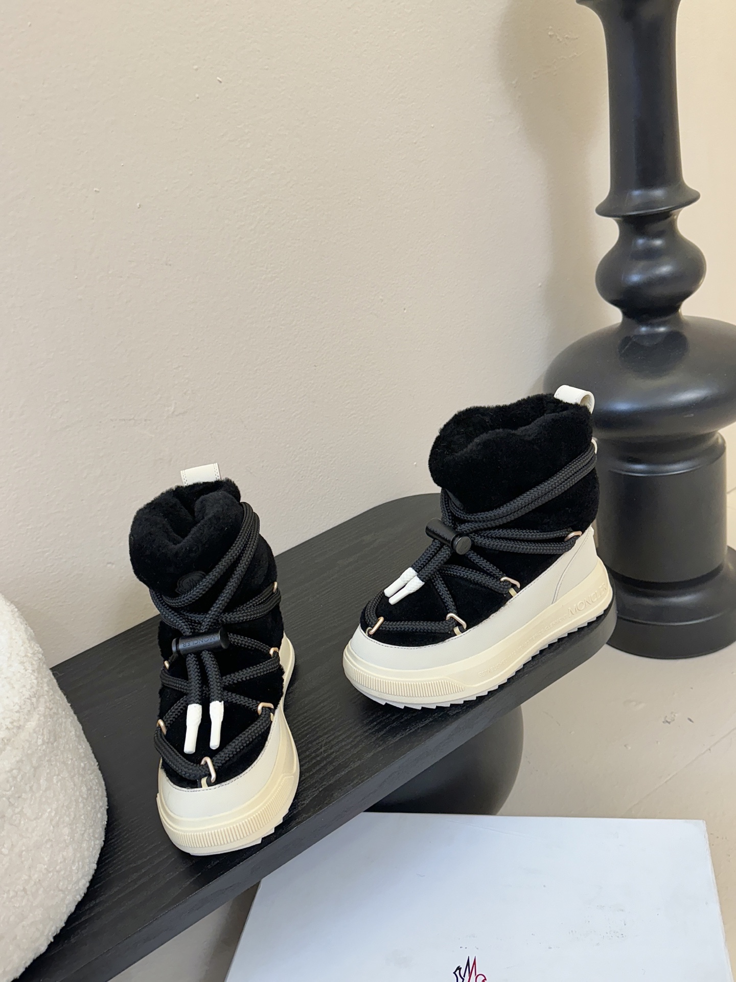 MONCLE* 高邦羽绒休闲鞋设计属于高帮休闲款式，鞋型时尚且富有层次感，鞋帮的褶皱设计和大鞋带元素增添
