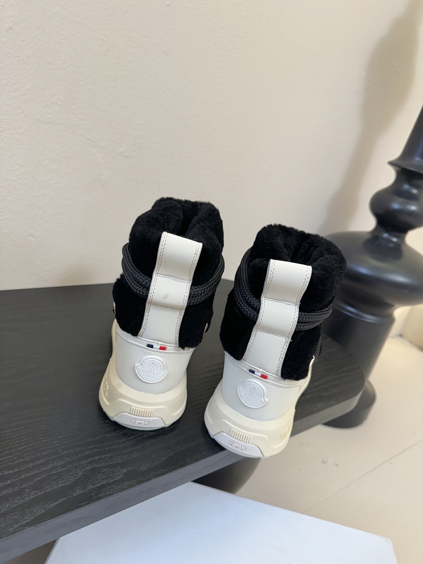 MONCLE* 高邦羽绒休闲鞋设计属于高帮休闲款式，鞋型时尚且富有层次感，鞋帮的褶皱设计和大鞋带元素增添