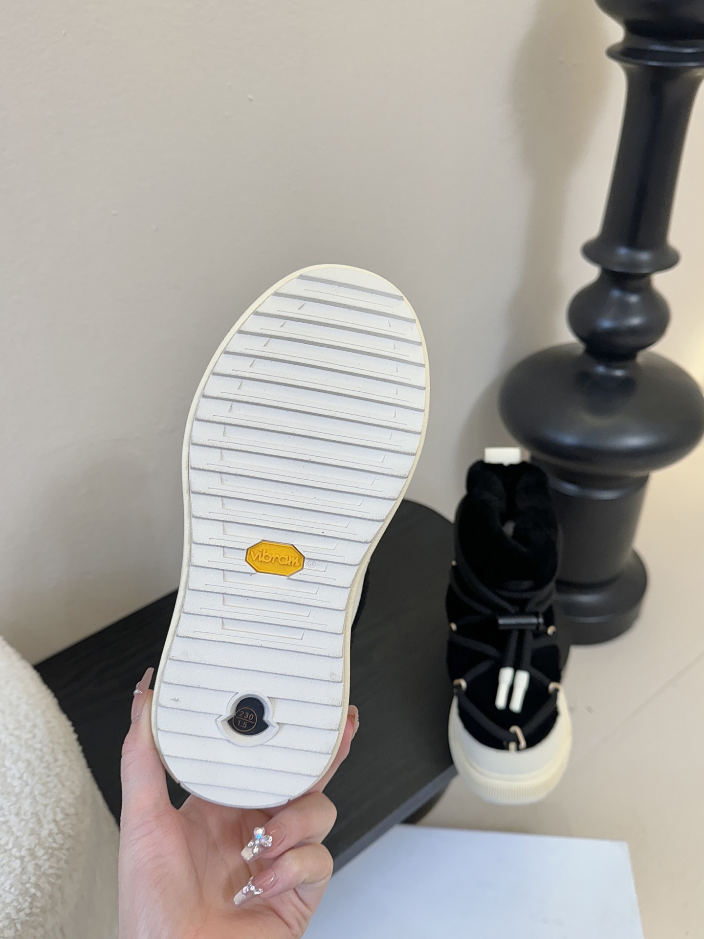 MONCLE* 高邦羽绒休闲鞋设计属于高帮休闲款式，鞋型时尚且富有层次感，鞋帮的褶皱设计和大鞋带元素增添