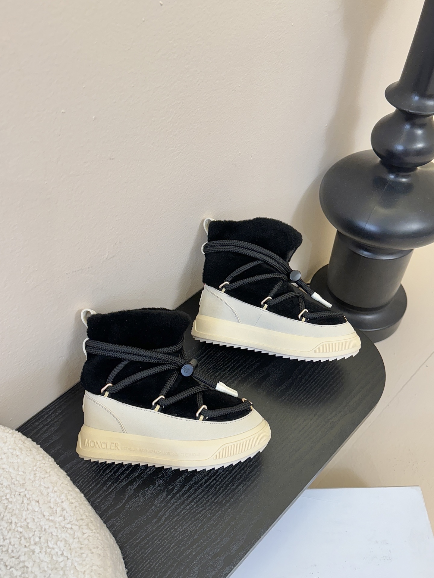 MONCLE* 高邦羽绒休闲鞋设计属于高帮休闲款式，鞋型时尚且富有层次感，鞋帮的褶皱设计和大鞋带元素增添