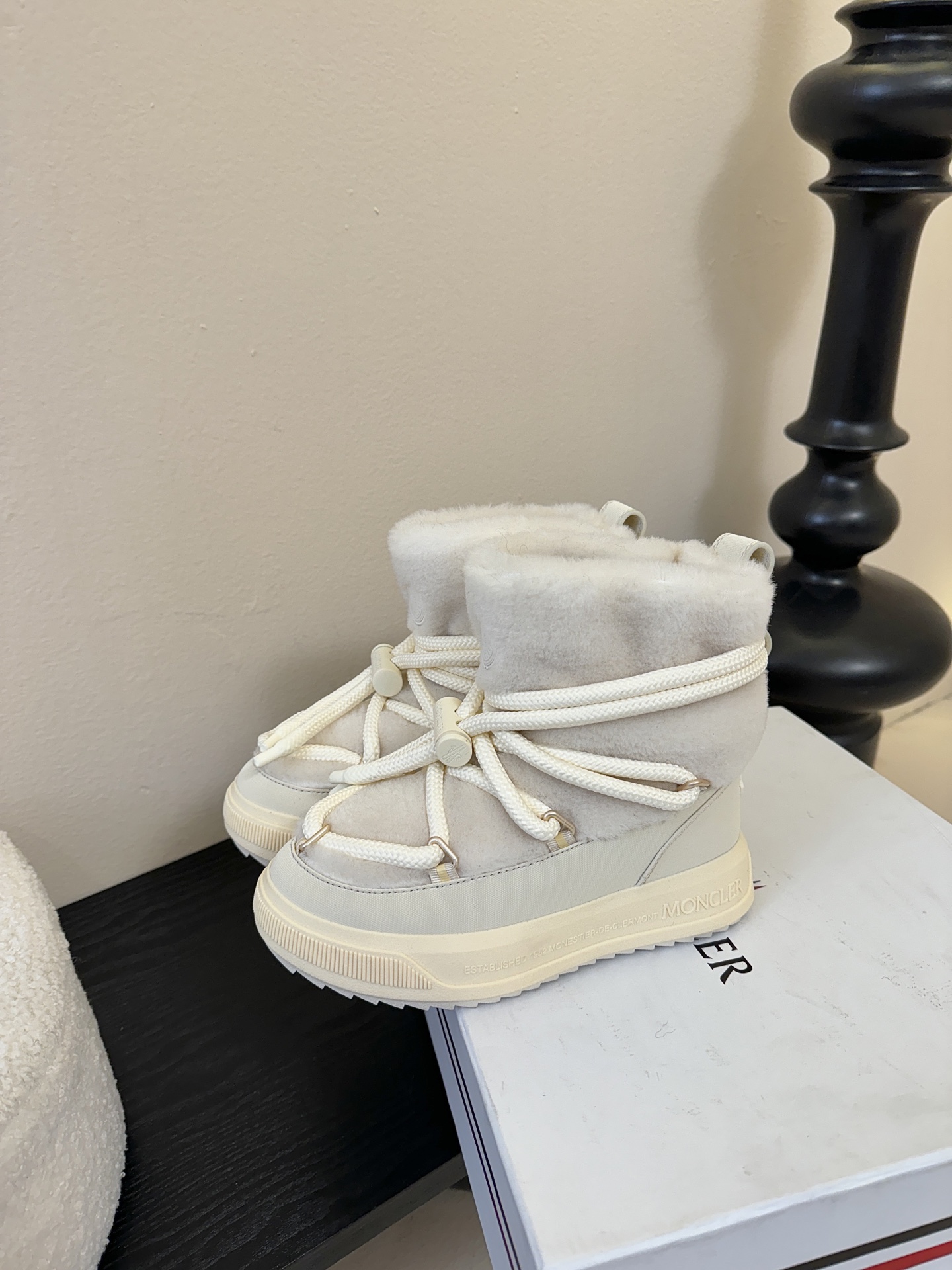 MONCLE* 高邦羽绒休闲鞋设计属于高帮休闲款式，鞋型时尚且富有层次感，鞋帮的褶皱设计和大鞋带元素增添