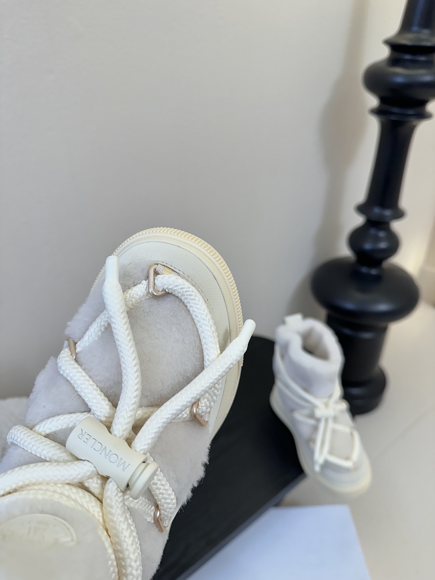 MONCLE* 高邦羽绒休闲鞋设计属于高帮休闲款式，鞋型时尚且富有层次感，鞋帮的褶皱设计和大鞋带元素增添