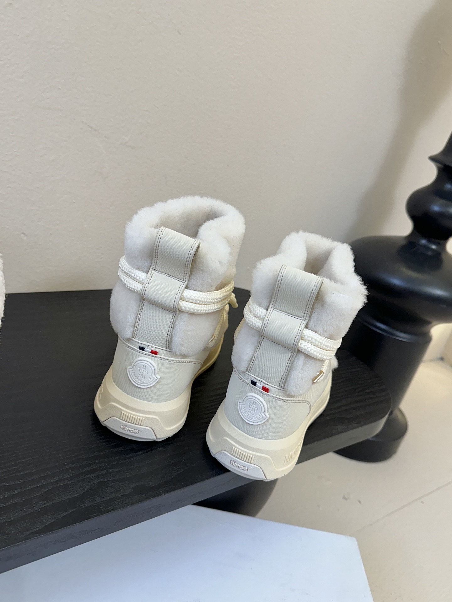 MONCLE* 高邦羽绒休闲鞋设计属于高帮休闲款式，鞋型时尚且富有层次感，鞋帮的褶皱设计和大鞋带元素增添