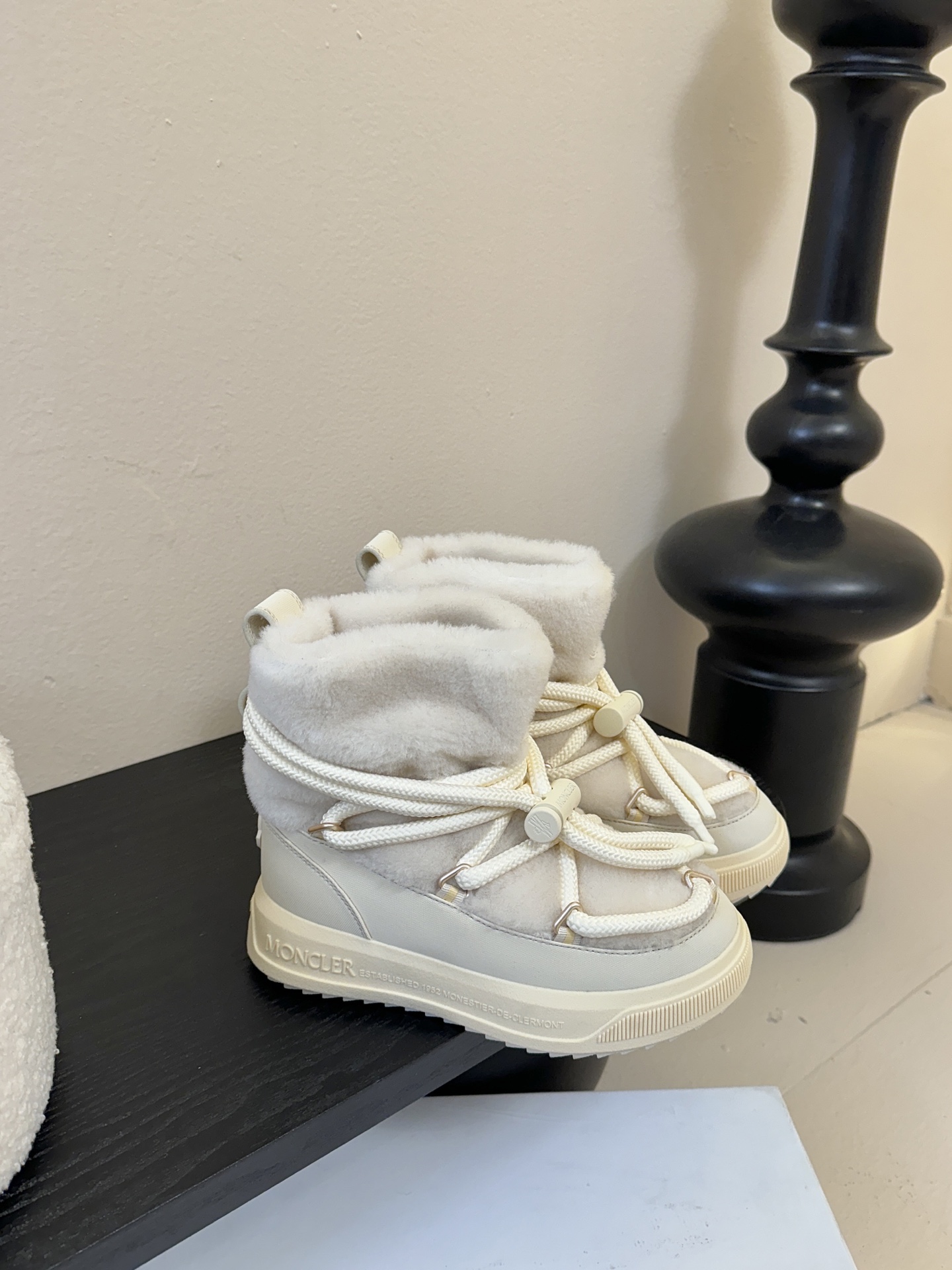 MONCLE* 高邦羽绒休闲鞋设计属于高帮休闲款式，鞋型时尚且富有层次感，鞋帮的褶皱设计和大鞋带元素增添