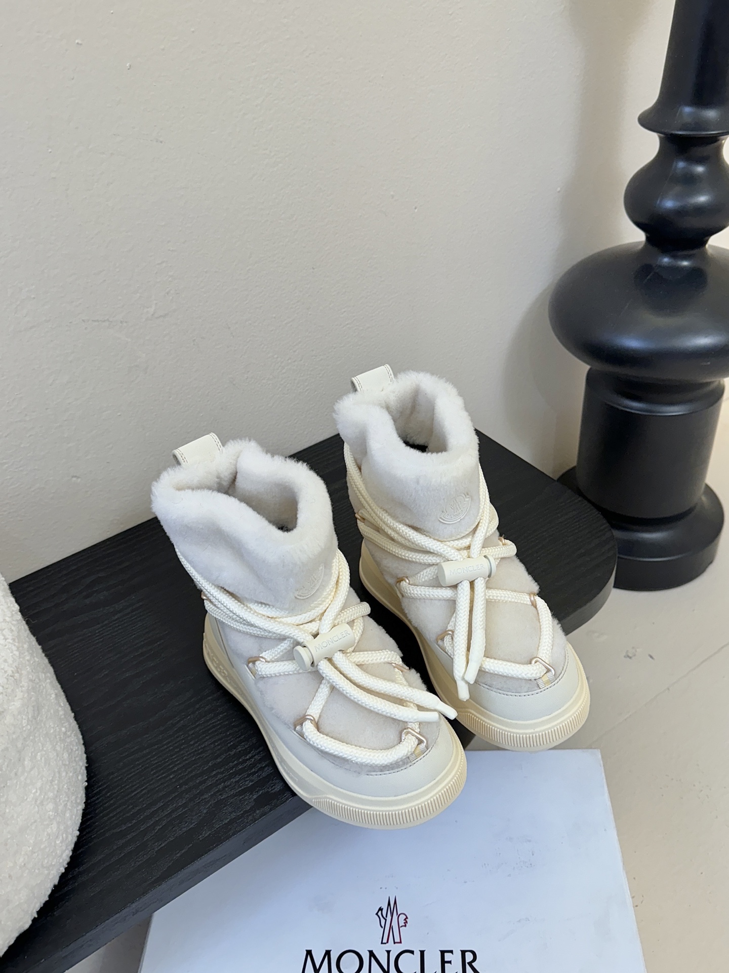 NO:615863,MONCLE* Gaobang down casual shoes are designed as high-top casual shoes with a fashionable and layered shape. The pleat design of the upper and large shoelace elements add a trendy feel and combine the brand's outdoor style with both fashion and functionality. They are made of materials similar to down filling and leather, with unique texture and fine craftsmanship. The splicing of different materials gives the shoes a more design feel and also improves warmth and durability. The upper is waterproof coated ski cloth and the lining is cashmere cloth.  Outsole TPU outsole size 35-41, snow boots, boots, down jacket19860909MONCLE* 高邦羽绒休闲鞋 设计属于高帮休闲款式,鞋型时尚且富有层次感,鞋帮的褶皱设计和大鞋带元素增添了潮流感,同时结合了品牌的户外风格,兼具时尚与功能性. 采用了类似羽绒填充的材质和皮革等拼接制作,质感独特,工艺精细,不同材质的拼接让鞋子更具设计感,也提升了保暖性和耐用性. 鞋面防水涂层滑雪布 内里羊绒布里 大底TPU大底 size35-41码,雪地靴,boots,down jacket,Women's Shoes