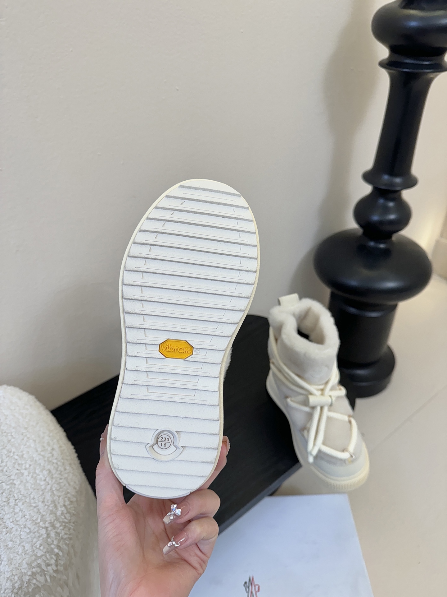 MONCLE* 高邦羽绒休闲鞋设计属于高帮休闲款式，鞋型时尚且富有层次感，鞋帮的褶皱设计和大鞋带元素增添