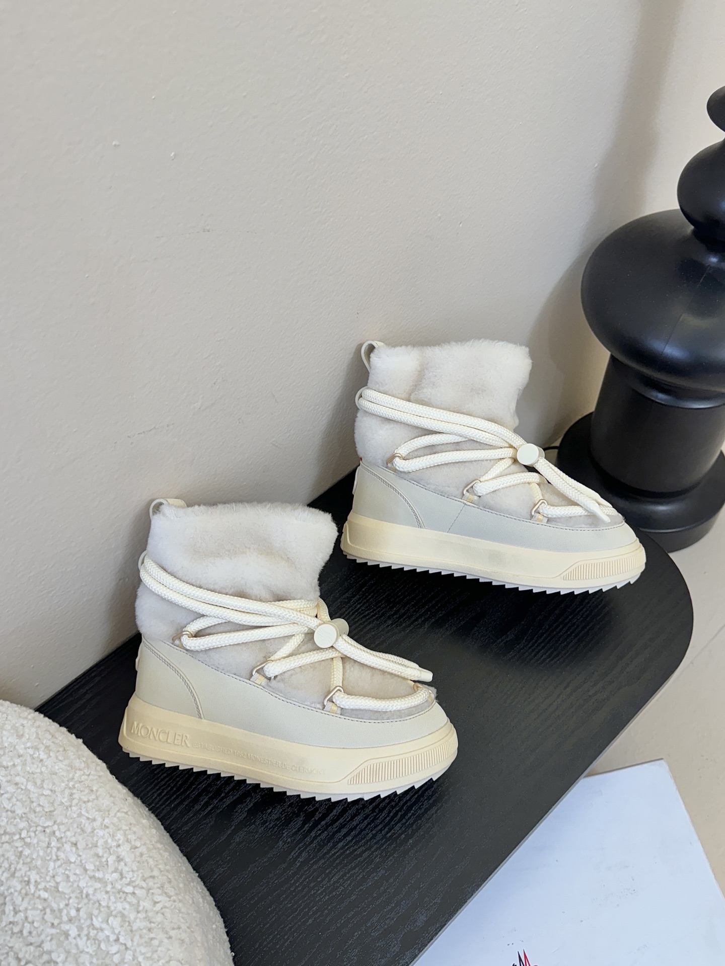 MONCLE* 高邦羽绒休闲鞋设计属于高帮休闲款式，鞋型时尚且富有层次感，鞋帮的褶皱设计和大鞋带元素增添