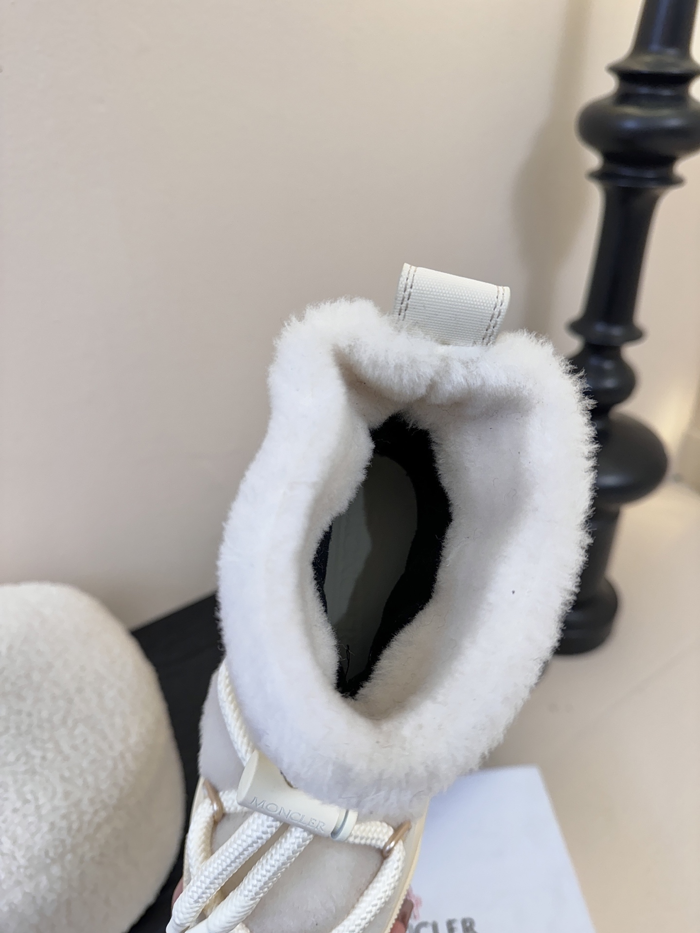 MONCLE* 高邦羽绒休闲鞋设计属于高帮休闲款式，鞋型时尚且富有层次感，鞋帮的褶皱设计和大鞋带元素增添