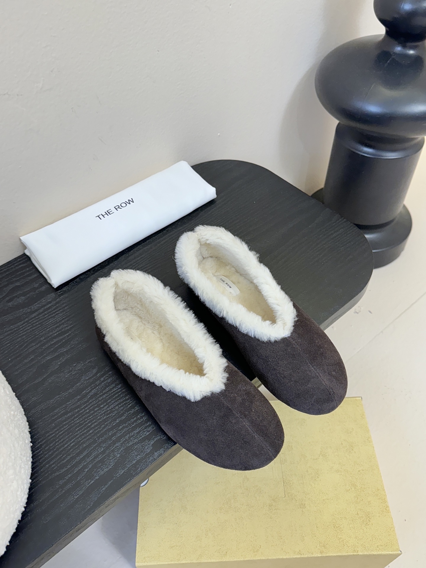 NO:615860,The Row2025 new autumn and winter slip-on wool loafers I fell in love with them at first sight. They have a retro feel and look great with any combination!  All the major internet celebrity bloggers are wearing it. The whole shoe is very soft and easy to wear without rubbing your feet. It is simple and versatile~  Continuing the consistent minimalist style, the lining-free structure makes the shoe body extremely light and close to the skin. The whole pair of shoes seems simple but the craftsmanship is difficult. It is made with a full leather package and is made by master craftsmen. It is made of super waste materials. It is comfortable and soft to wear on the bare feet and is skin-friendly. Don’t worry about the foot feel at all. It is necessary to wear it well. It is a must-have experience when wearing it. It is a style that you don’t want to take off when you put it on. Those who have high requirements for foot feel can close their eyes and enter it.  Size 35-40 (404142 customized, non-returnable, furry shoes, loafers, sheep19860909The Row2025秋冬新款一脚蹬羊毛乐福鞋 第一眼看到这个鞋子就爱上了,带点复古味随意搭配都好看！各大网红博主都在穿它,整个鞋子非常柔软,好穿不磨脚.简约百搭款~ 延续了一贯极简风格,无内衬结构使得鞋身极其轻便贴肤,整双鞋子看似简单其实工艺很难,采用全皮套包制作工艺,老师傅制作,超级废料,上脚裸穿舒适柔软亲肤,脚感方面完全不可担心,好穿是必须的,穿若无穿的上脚体验,穿上就不想脱的款,对脚感要求高的闭眼入它 面料羊京 内里/垫脚真羊毛里 大底: 橡胶大底 码数35-40码（404142定制不退换,毛毛鞋,loafers,sheep,Women's Shoes