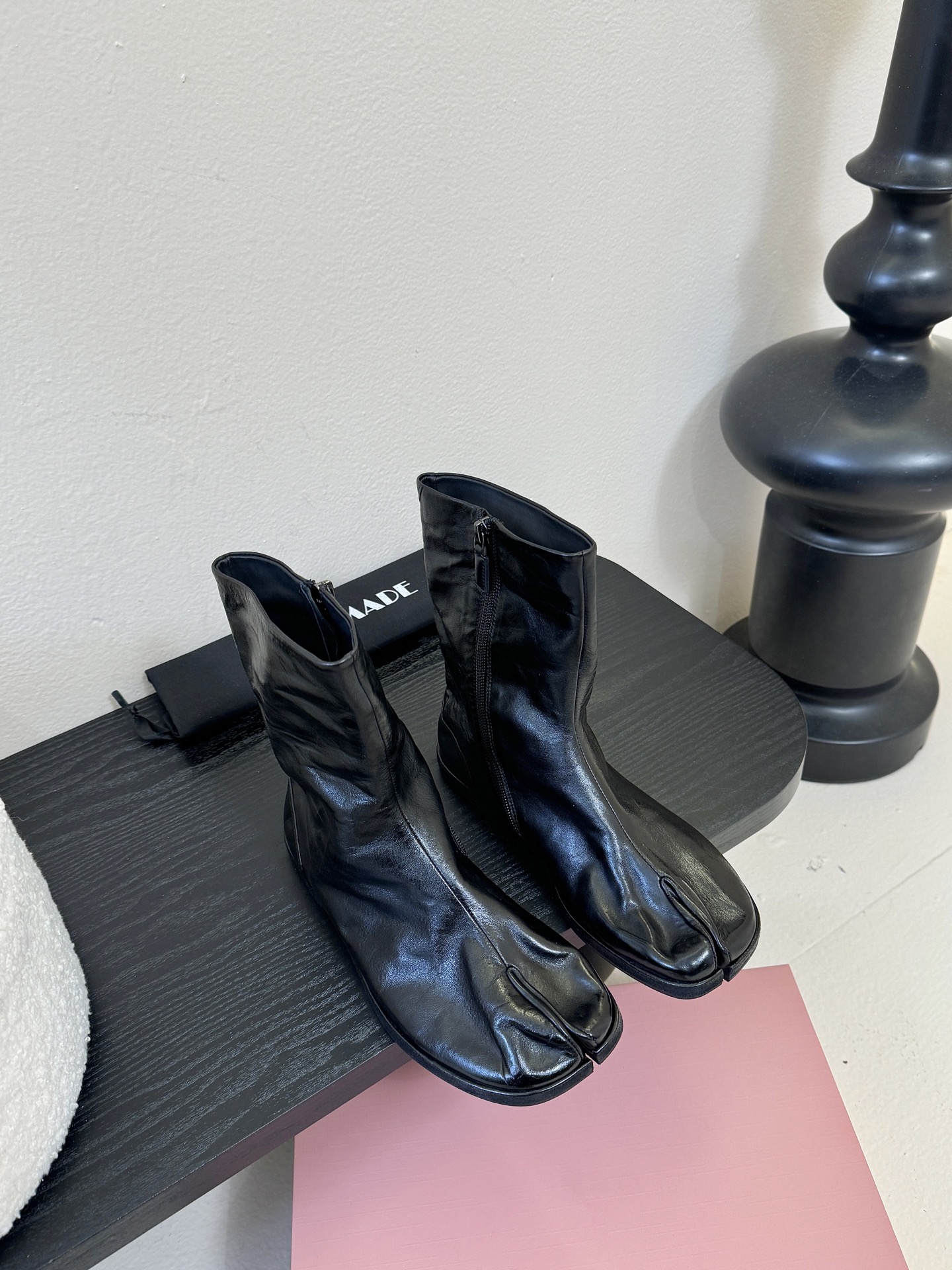 NO:616770,The top HANDMADE exclusive new product, the highest version, purchased from buyers, 1:1 perfect replica, flat sandals, original molded leather soles, original lasted shoes, very generous, easy to match with various styles, the good news for short legs, the upper body becomes longer legs in an instant, the upper body is not constrained by conventions, you can be yourself as you like ~ Fried chicken on the feet is soft and comfortable, imported washed horsehide upper, horsehide lining, outsole Italian leather sole  35-40 (40 is non-refundable), boots, sandals, boots19860909顶级 HANDMADE独家新品最高版本买手代购1:1完美复刻 平底凉鞋单鞋 原版开模真皮鞋底 原版套楦鞋型很大方 搭配各种风格都轻松驾驭 小短腿的福音 上身瞬间秒变大长腿 上脚不被常规所拘束,随心所欲做自己～上脚炒鸡柔软舒适 鞋面进口水洗马皮 内里垫脚马皮 大底意大利真皮底跟 35-40（40做不退换）,靴子,sandals,boots,Women's Shoes